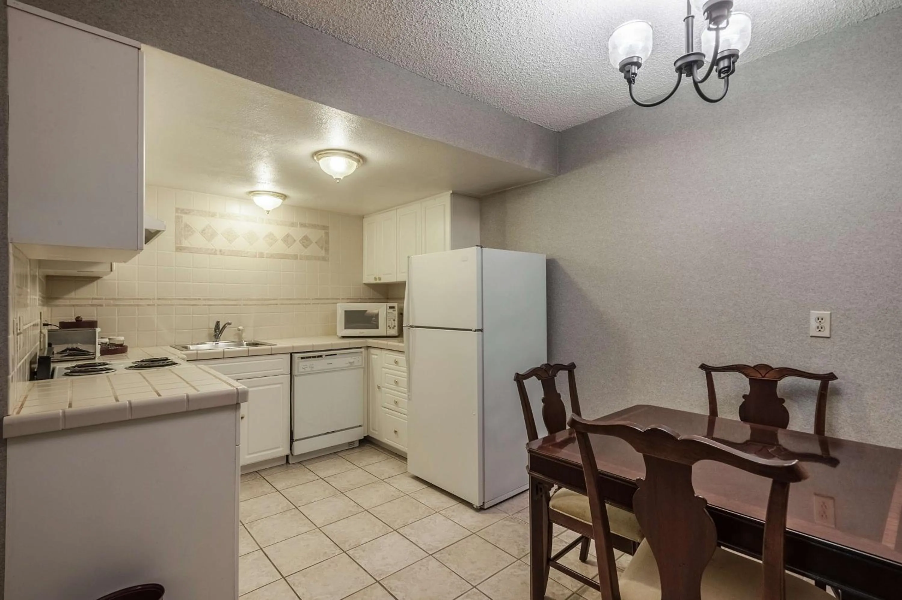 Kitchen or kitchenette in SureStay Hotel by Best Western SeaTac Airport North
