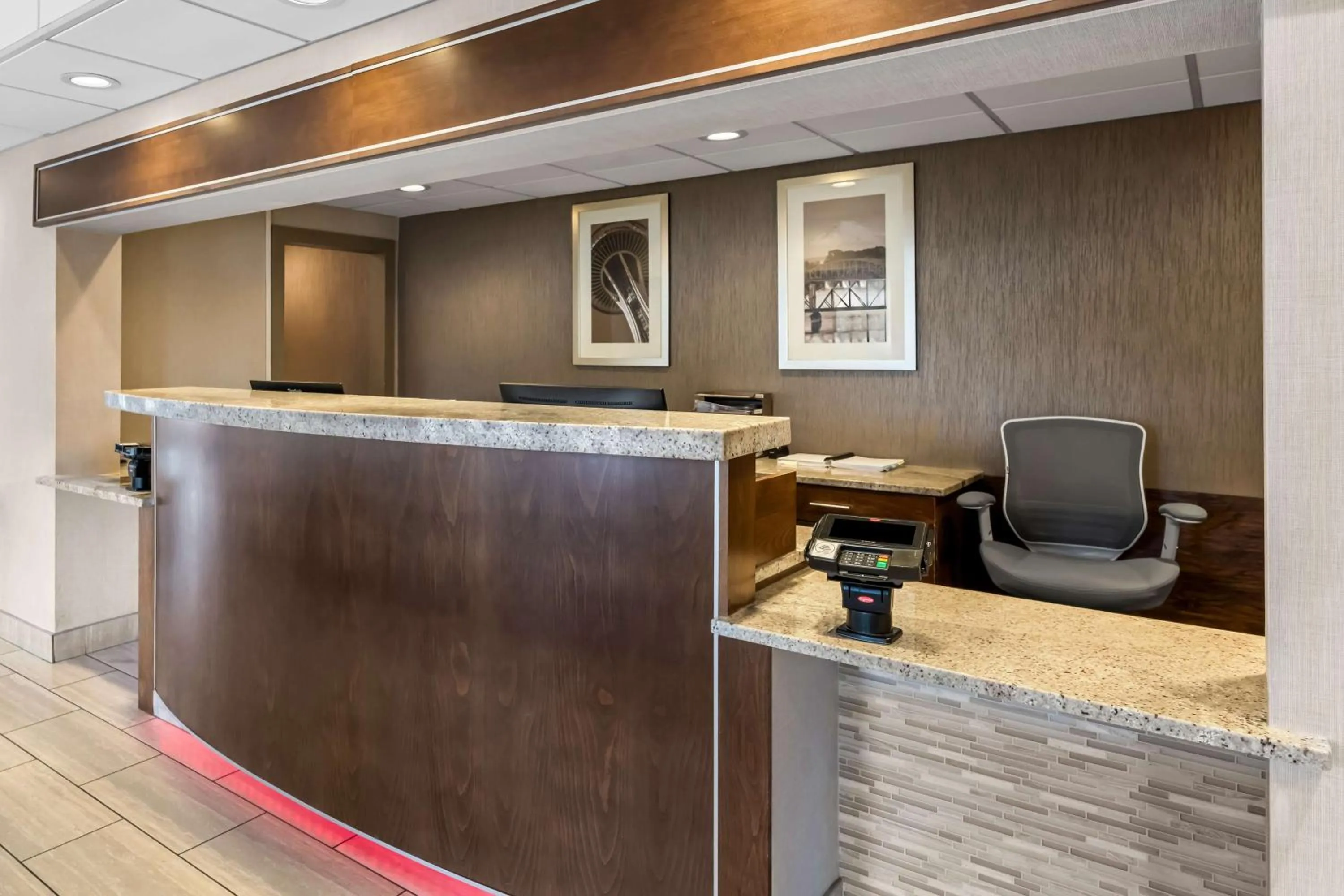 Lobby or reception in SureStay Hotel by Best Western SeaTac Airport North
