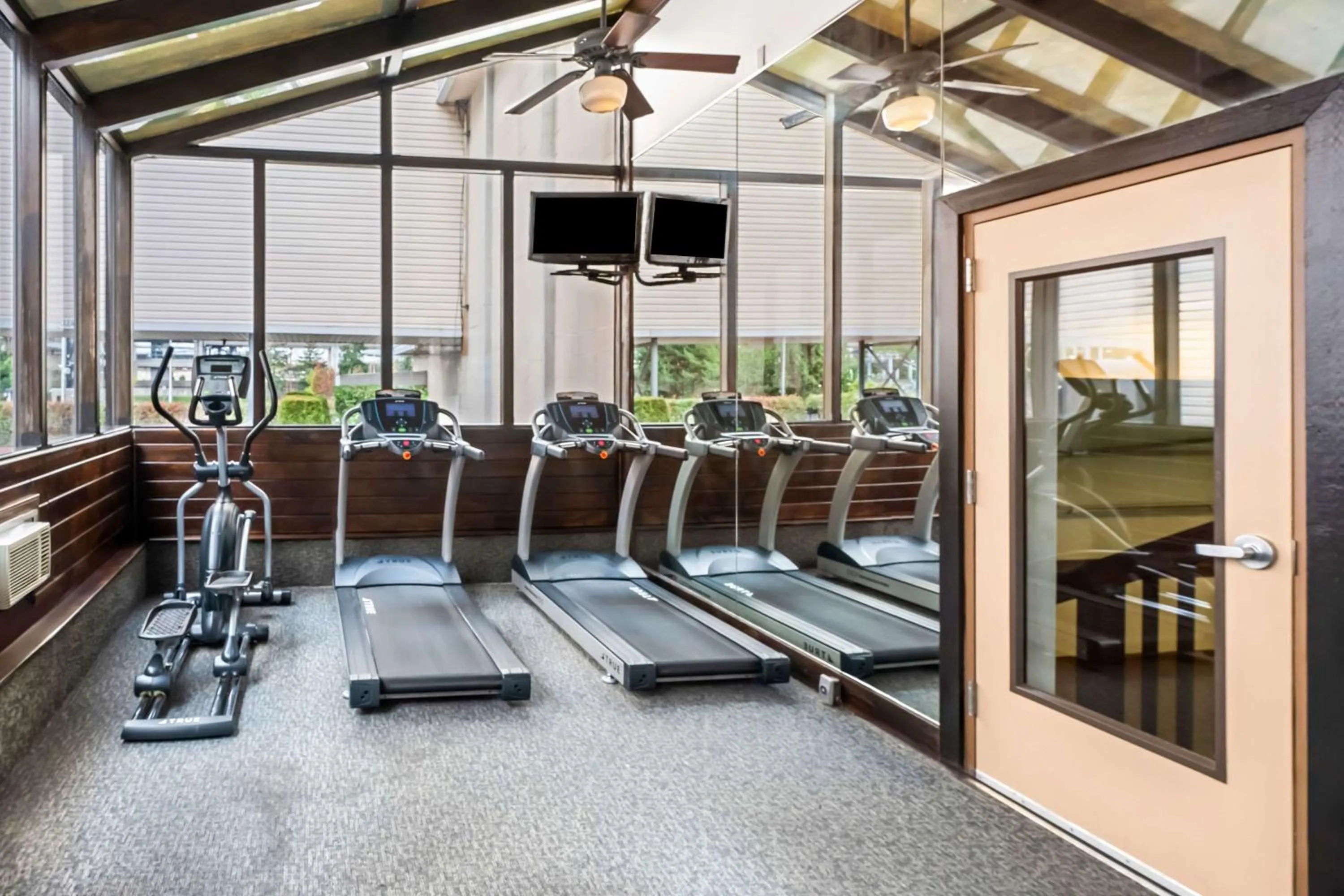 Fitness centre/facilities in SureStay Hotel by Best Western SeaTac Airport North