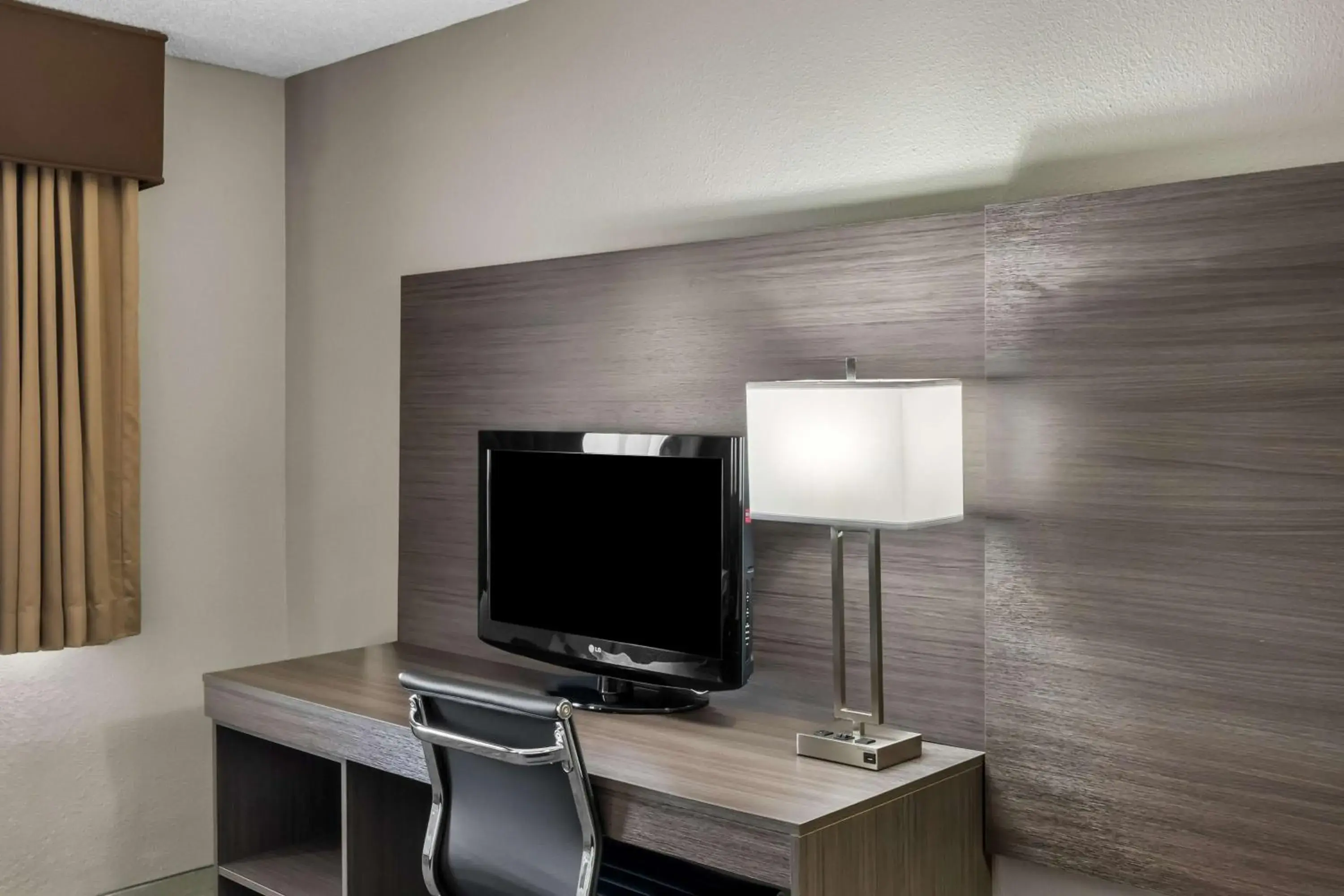 Bedroom in SureStay Hotel by Best Western SeaTac Airport North Bedroom in SureStay Hotel by Best Western SeaTac Airport North