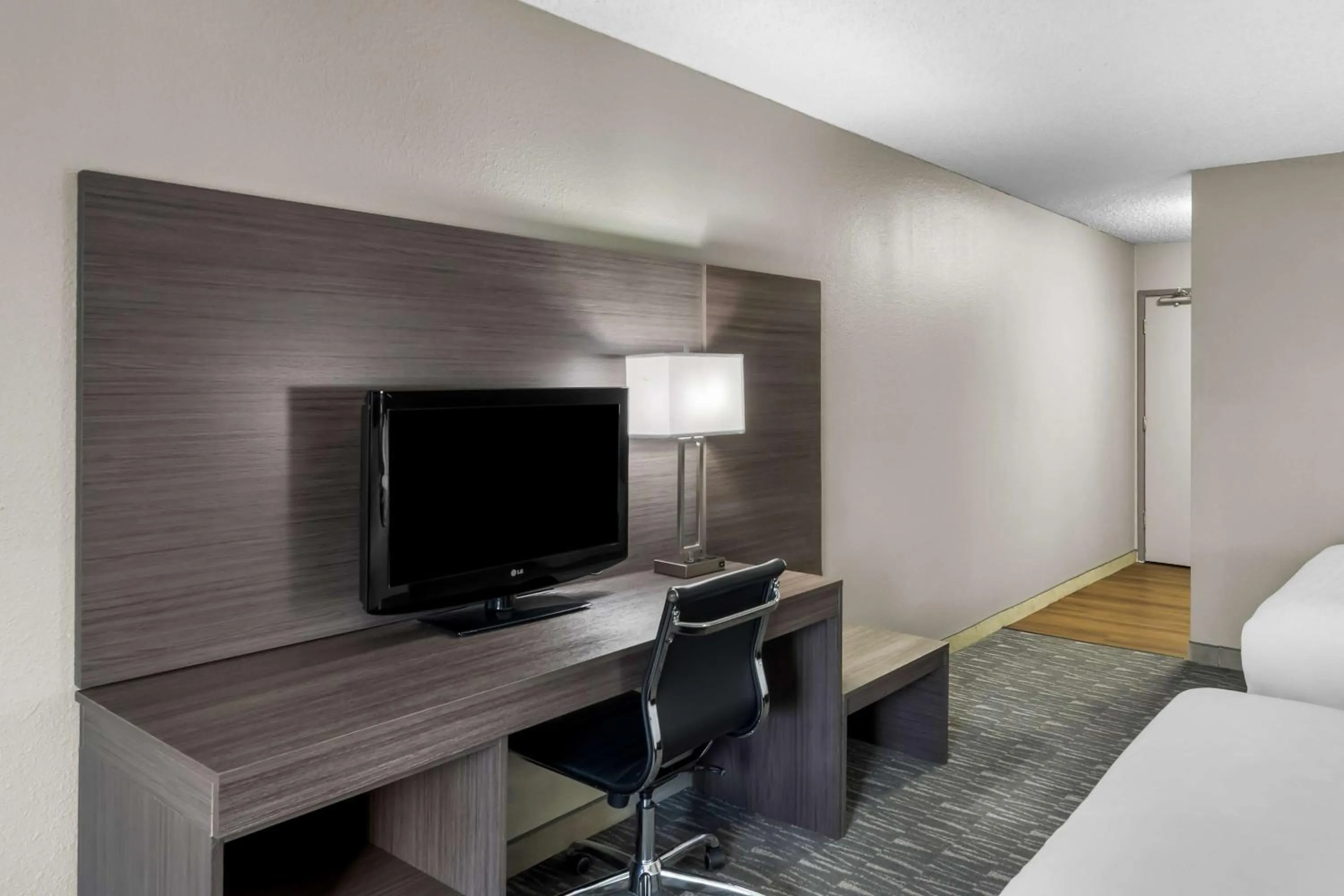 Bedroom, Bed in SureStay Hotel by Best Western SeaTac Airport North