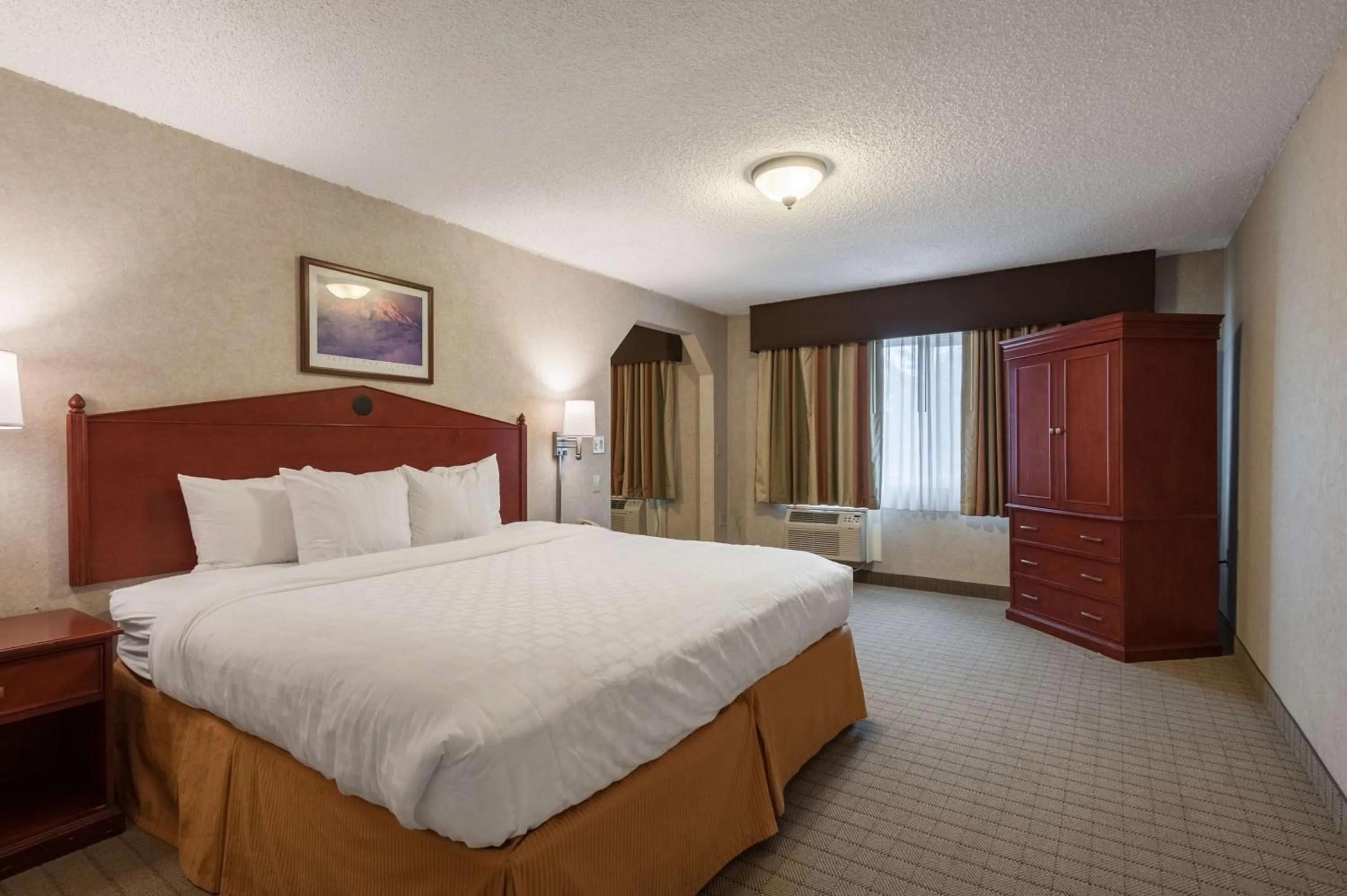 Photo of the whole room, Bed in SureStay Hotel by Best Western SeaTac Airport North