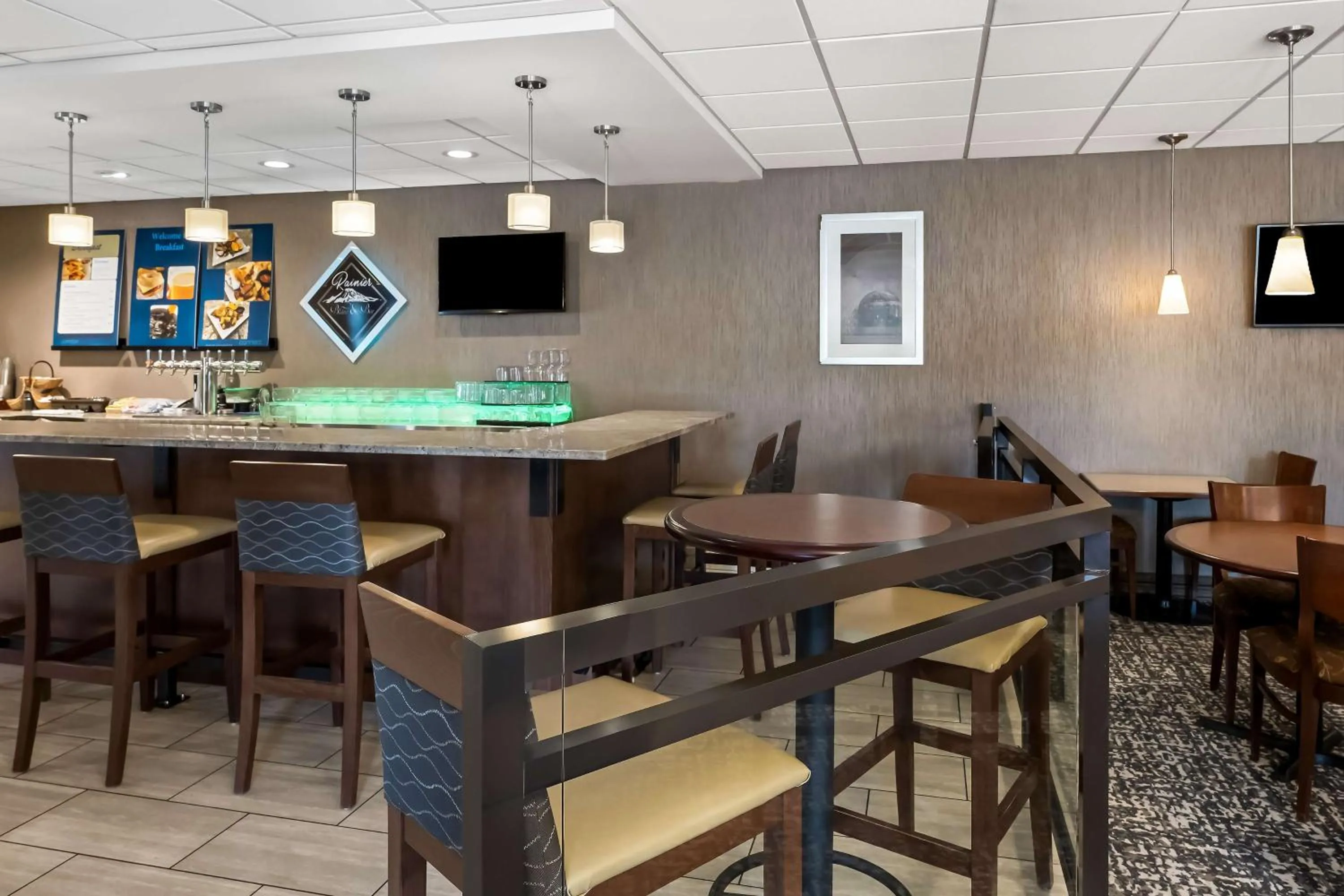 Restaurant/places to eat in SureStay Hotel by Best Western SeaTac Airport North