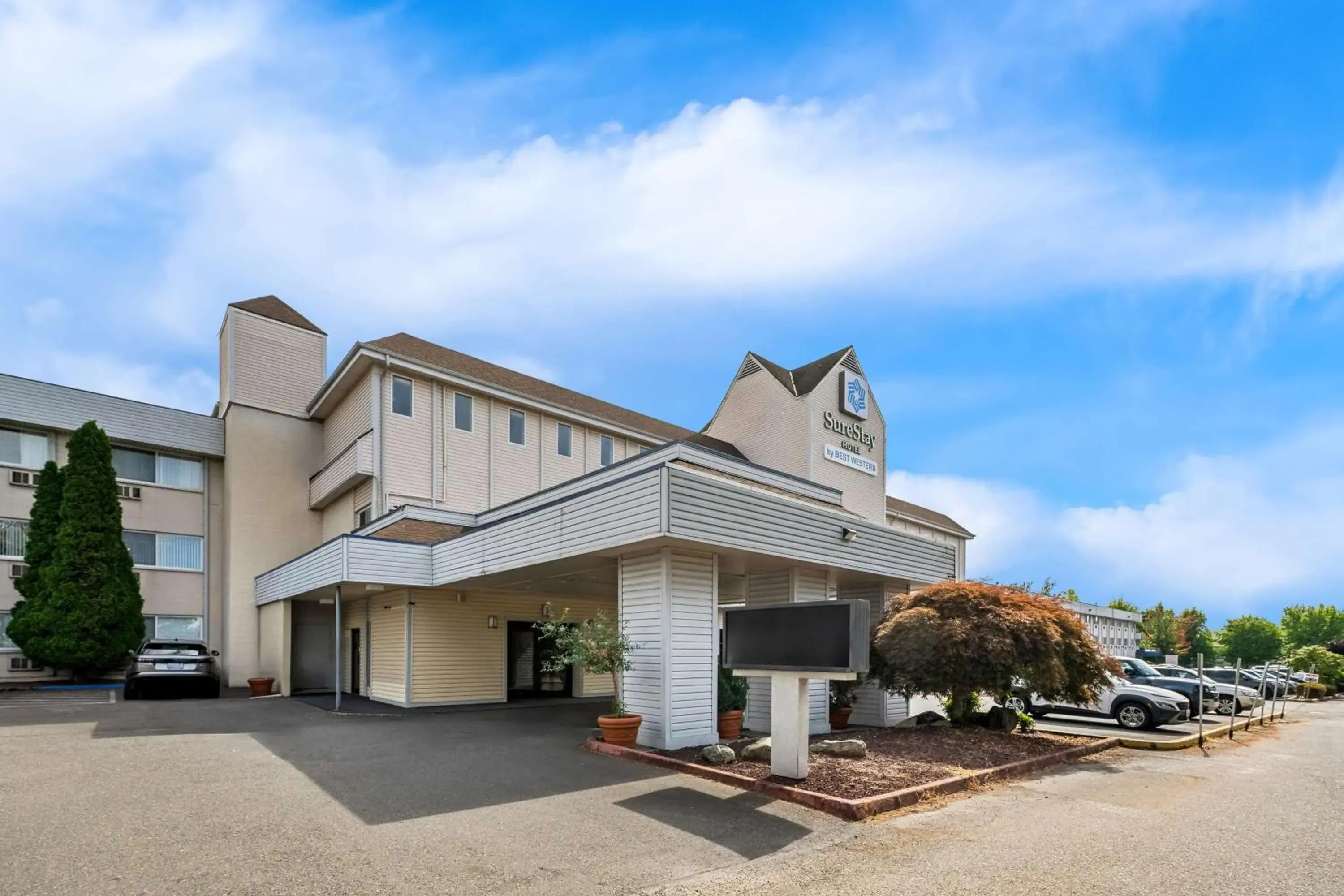 Property building in SureStay Hotel by Best Western SeaTac Airport North Property building in SureStay Hotel by Best Western SeaTac Airport North