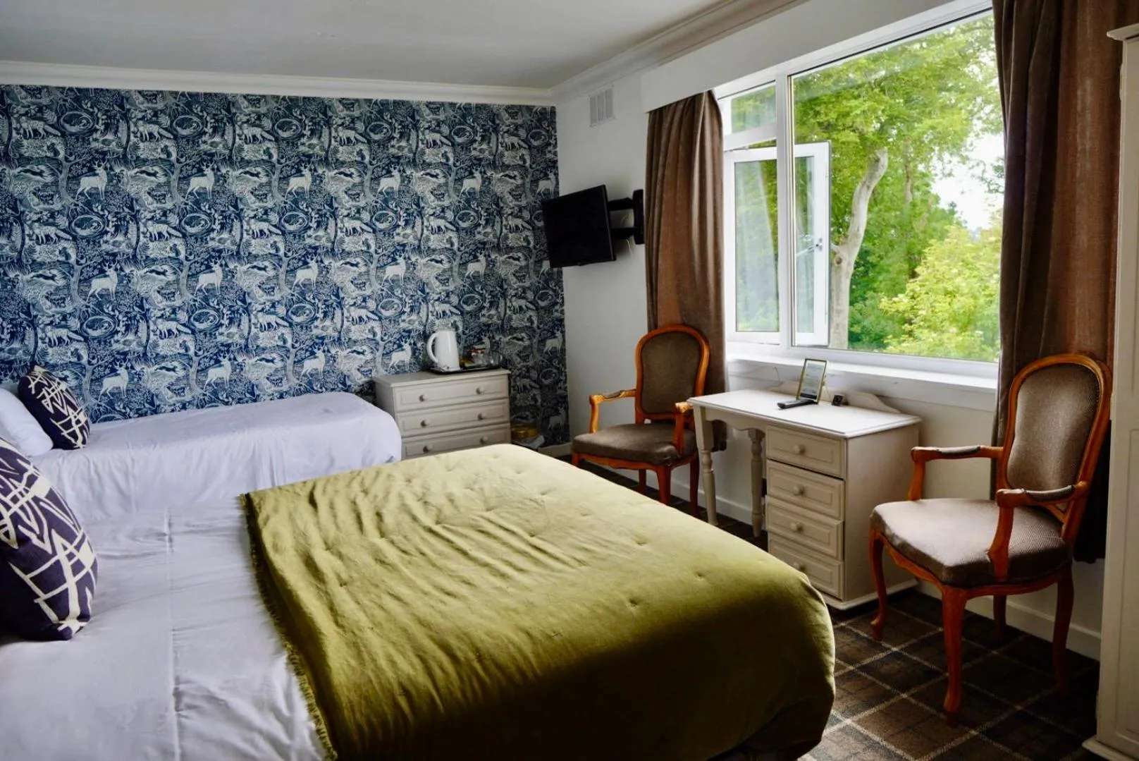 Bed in Lochnell Arms Hotel