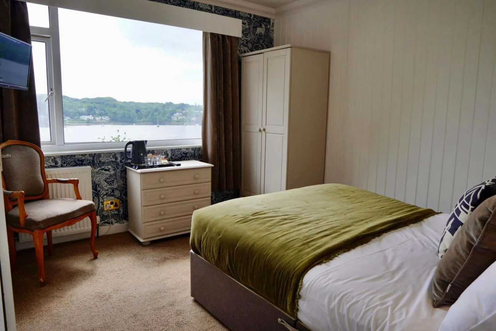 Bed in Lochnell Arms Hotel