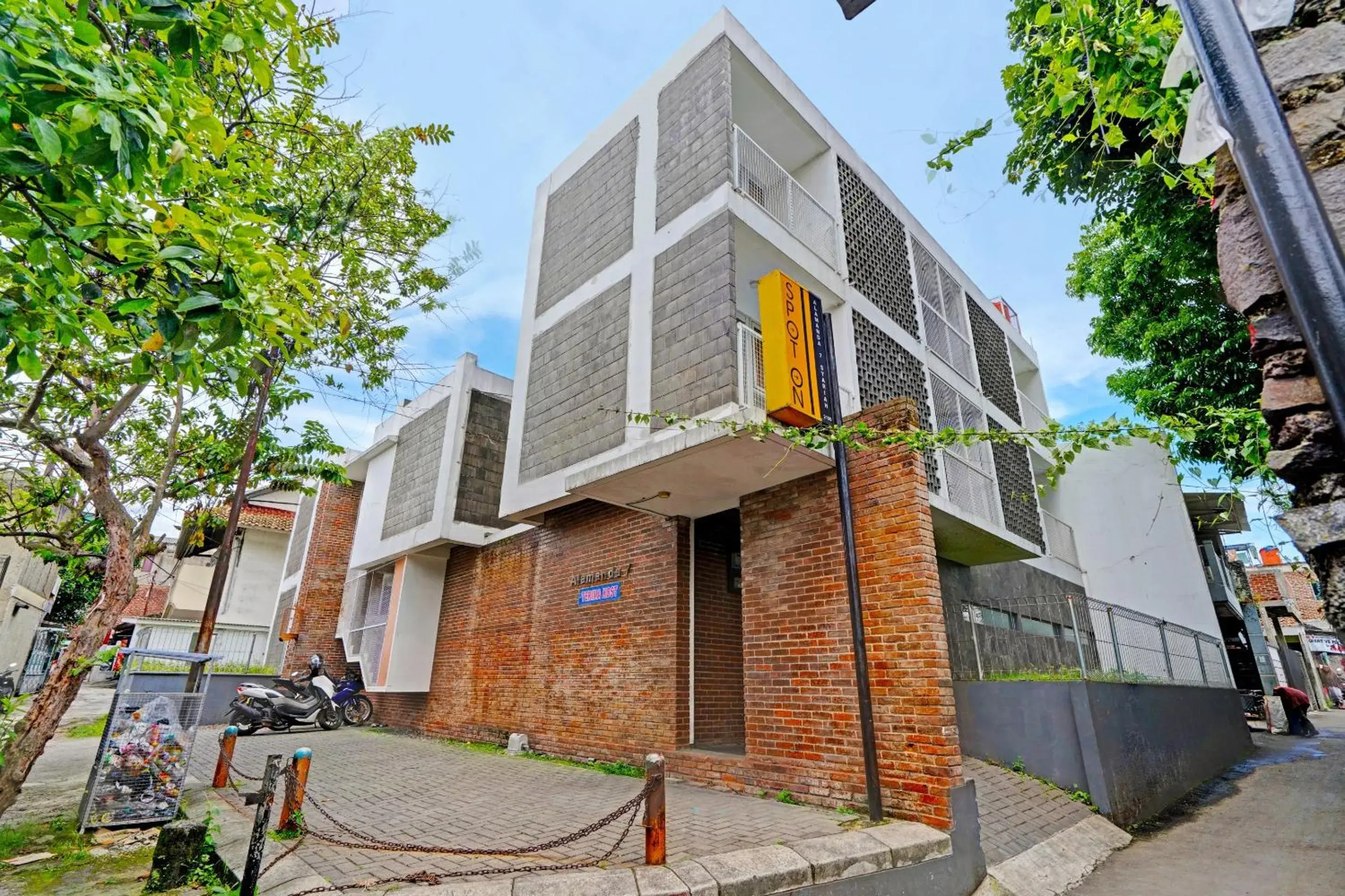 Facade/entrance in Hotel O Alamanda 7 Syariah Facade/entrance in Hotel O Alamanda 7 Syariah