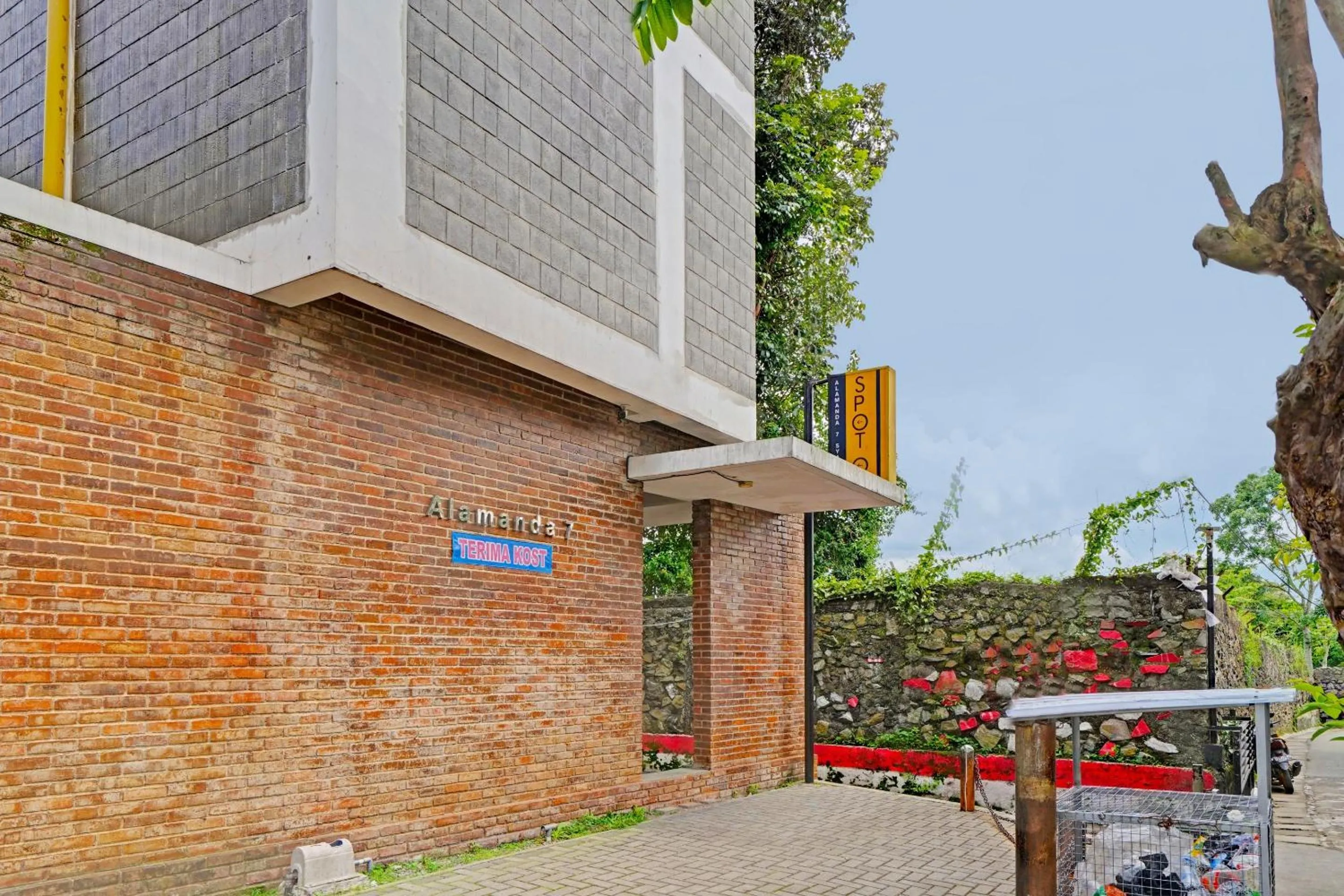 Facade/entrance in Hotel O Alamanda 7 Syariah