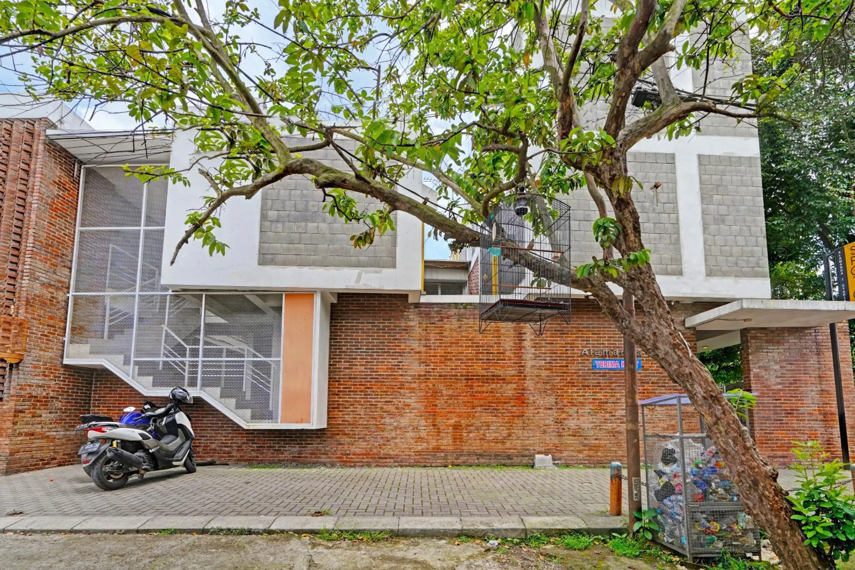 Facade/entrance in Hotel O Alamanda 7 Syariah
