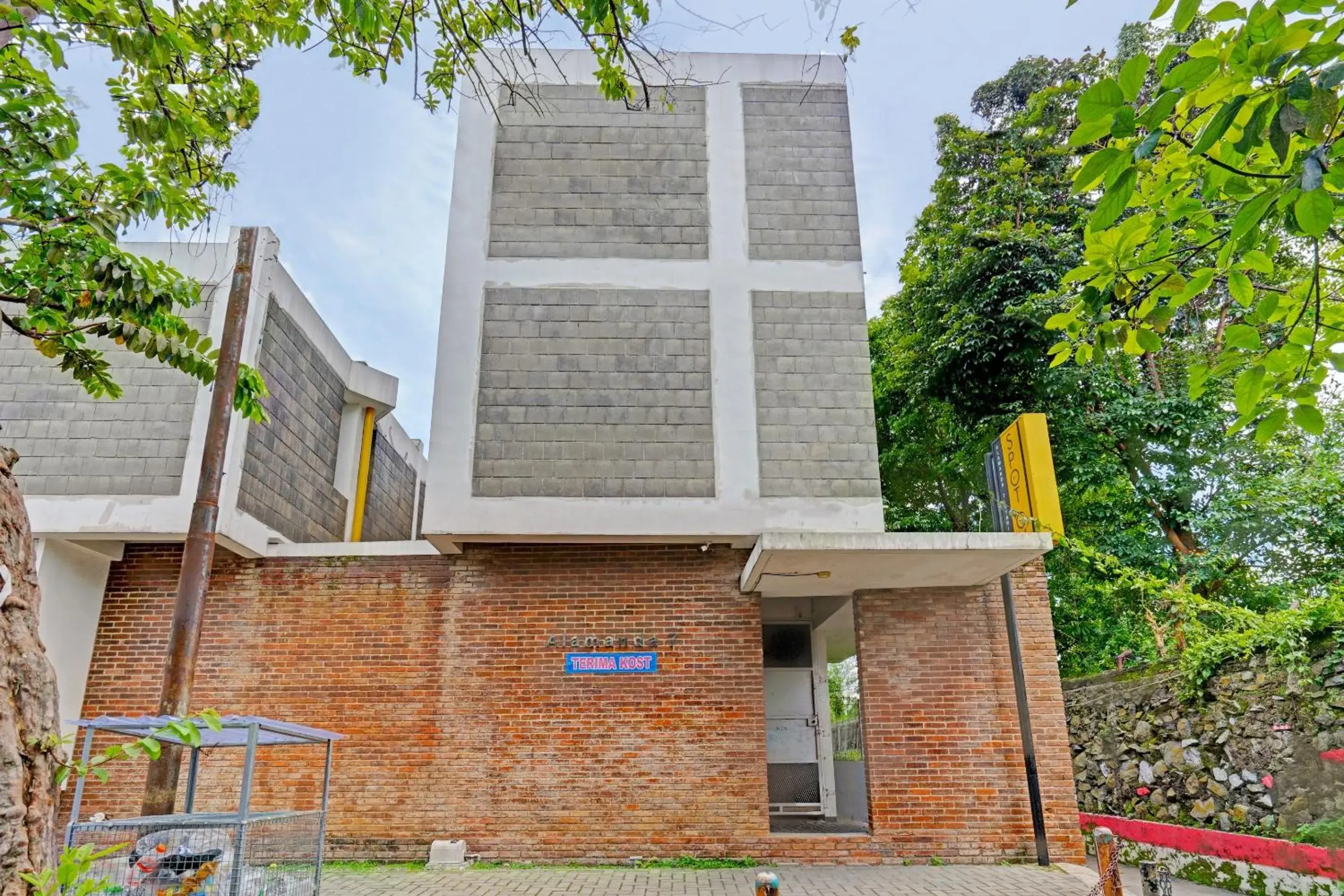 Facade/entrance in Hotel O Alamanda 7 Syariah Facade/entrance in Hotel O Alamanda 7 Syariah