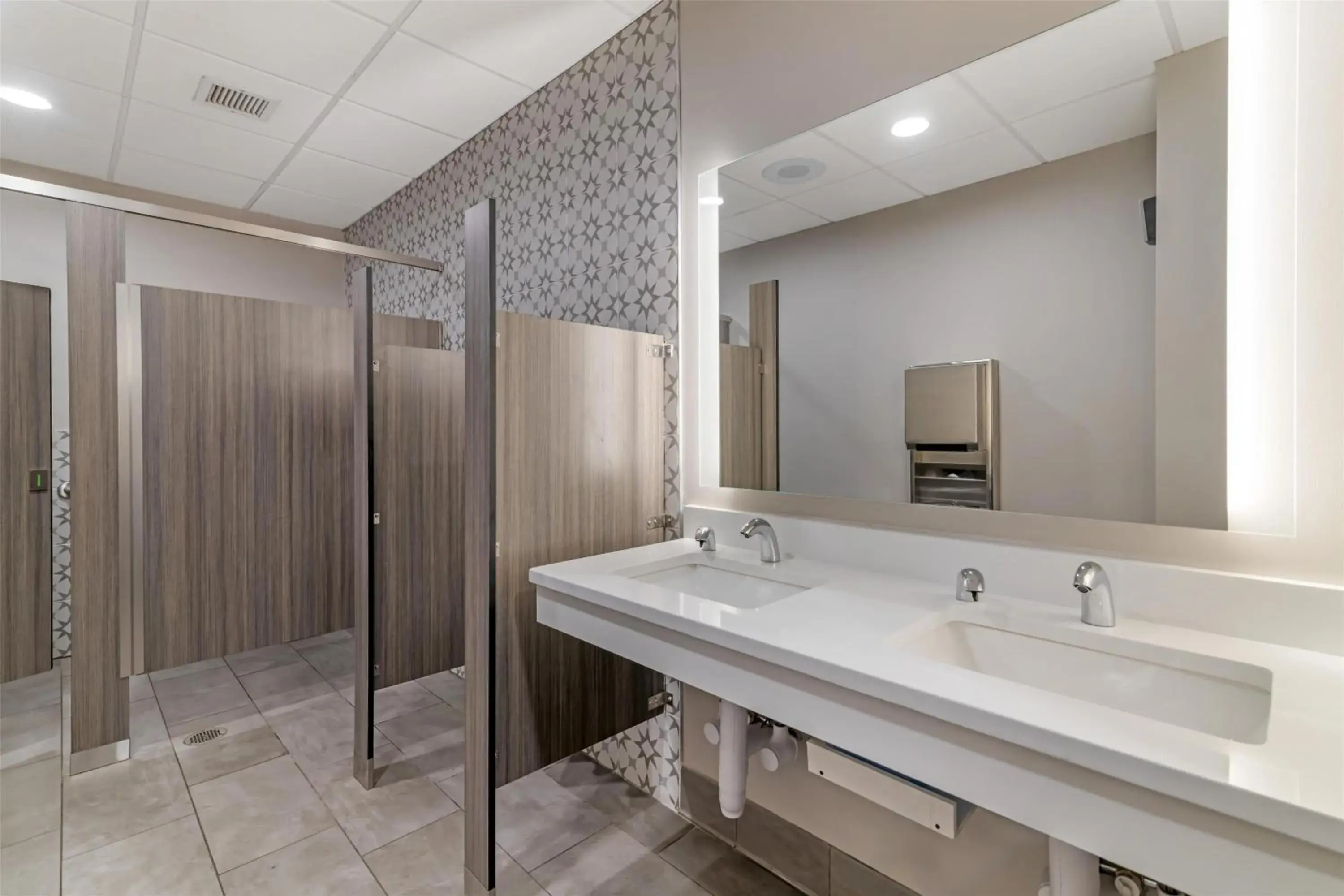 Lounge or bar in Best Western Royal Plaza Hotel and Trade Center Lounge or bar in Best Western Royal Plaza Hotel and Trade Center