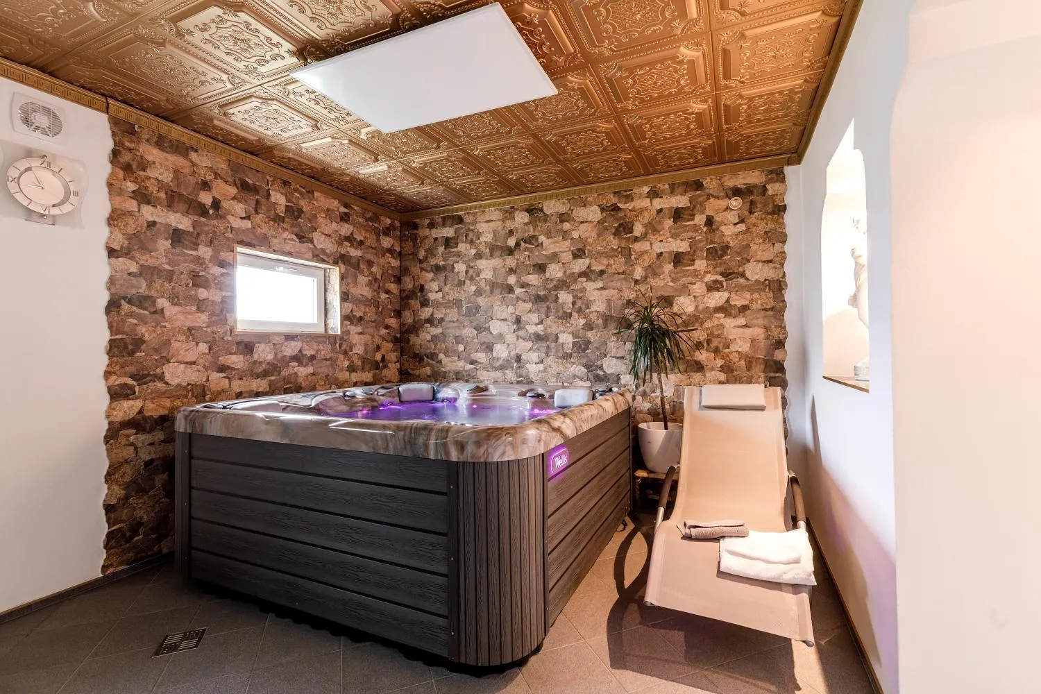 Hot Tub in Sherwood Hotel Vojkovice nad Ohří