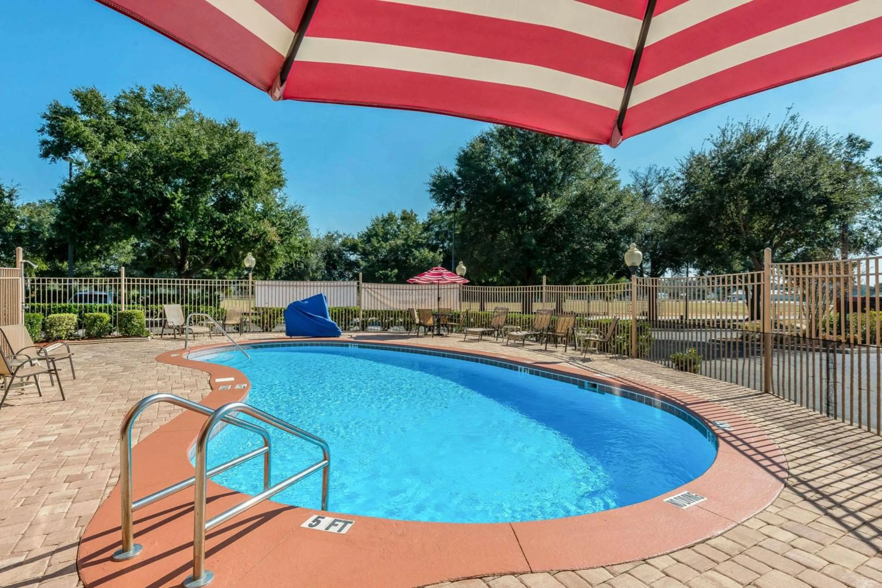 Swimming pool in Sleep Inn & Suites Ocala