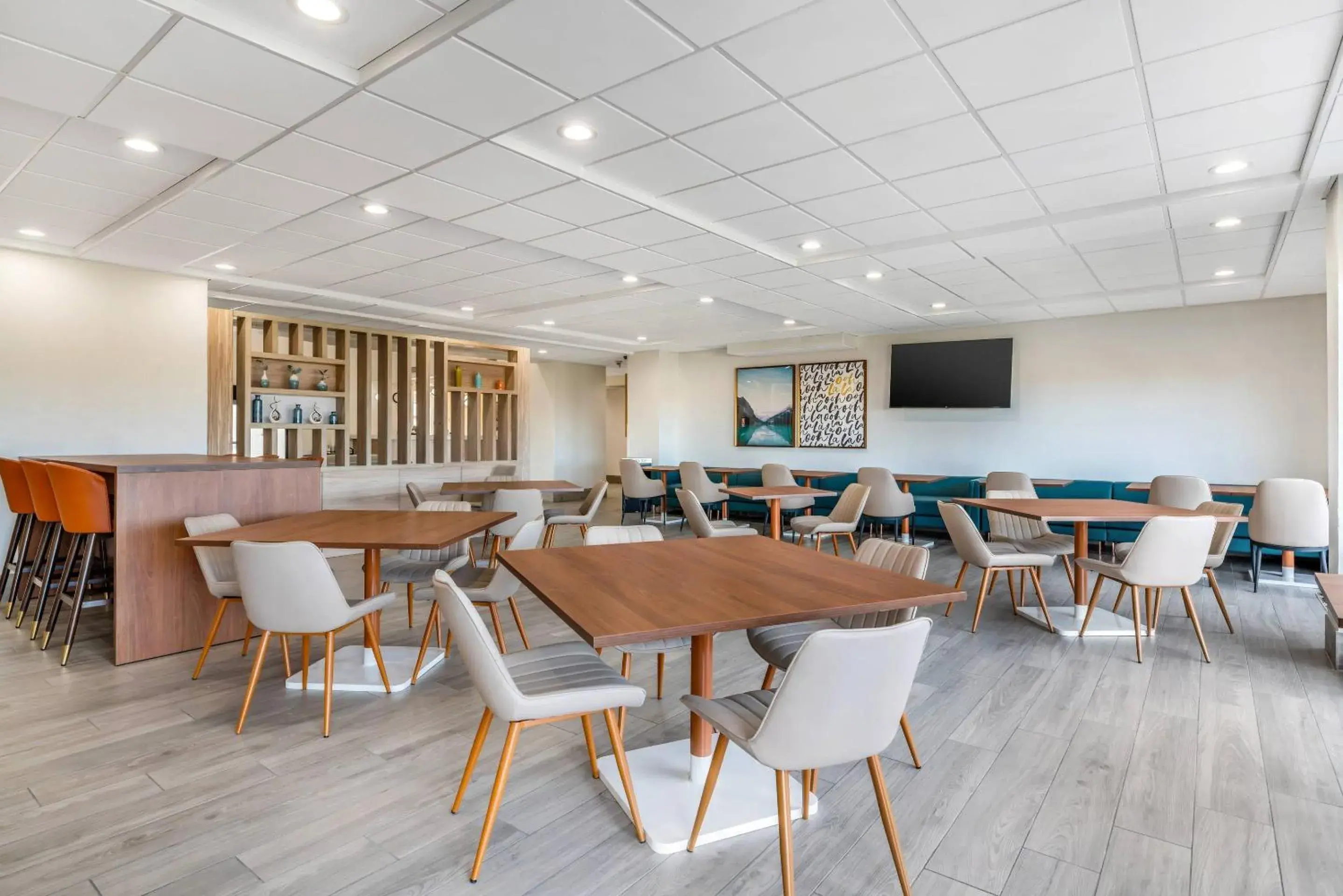 Breakfast in Comfort Inn & Suites Madison East Interstate I-90 Breakfast in Comfort Inn & Suites Madison East Interstate I-90