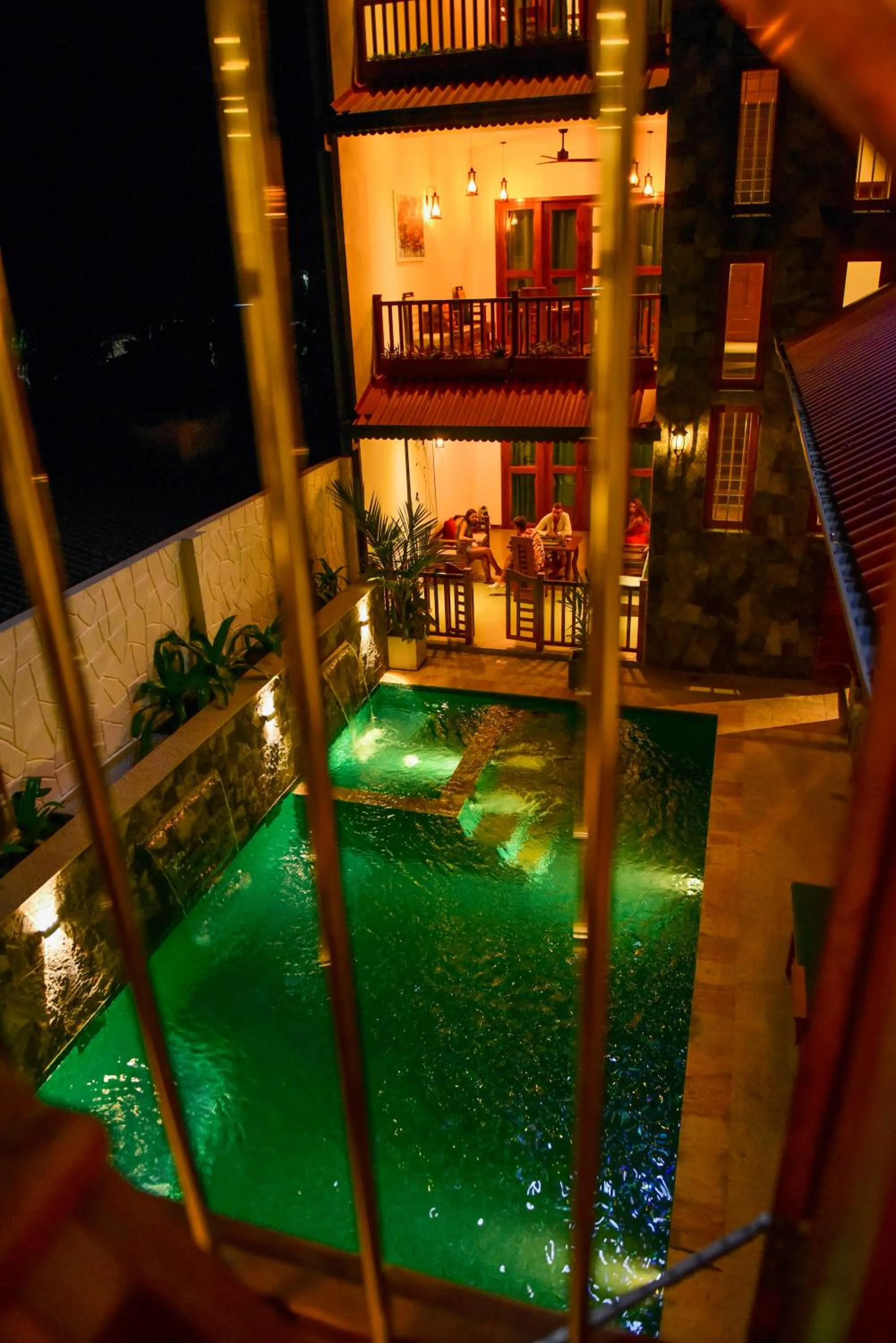 Night in Cara White House