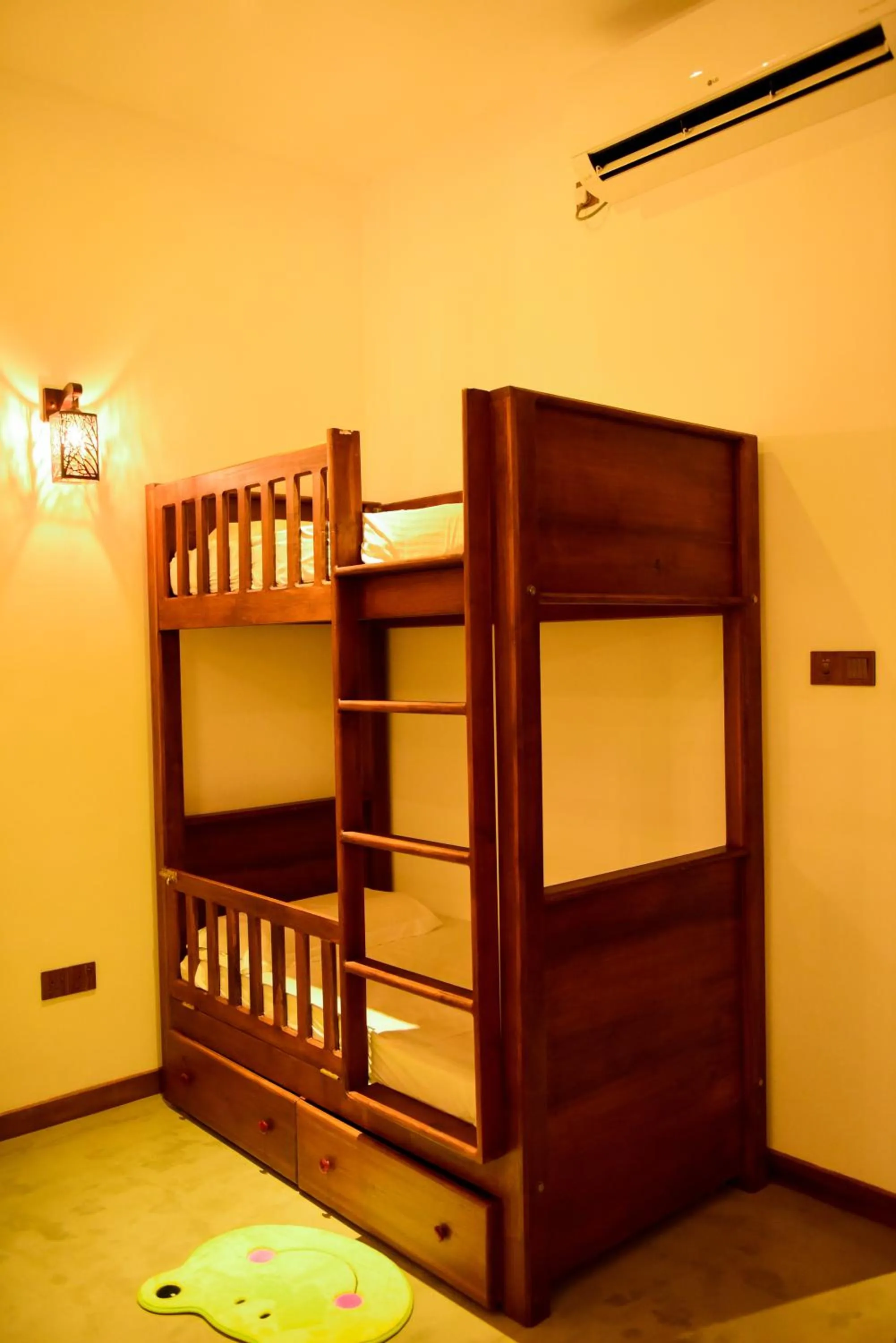 bunk bed, Bed in Cara White House