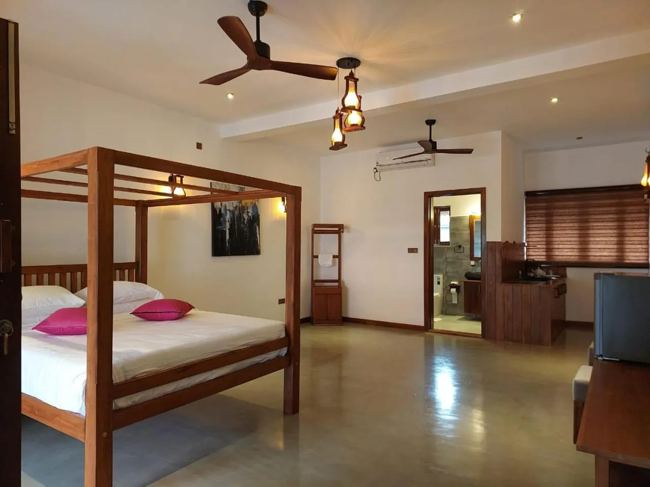 Photo of the whole room, Bed in Cara White House