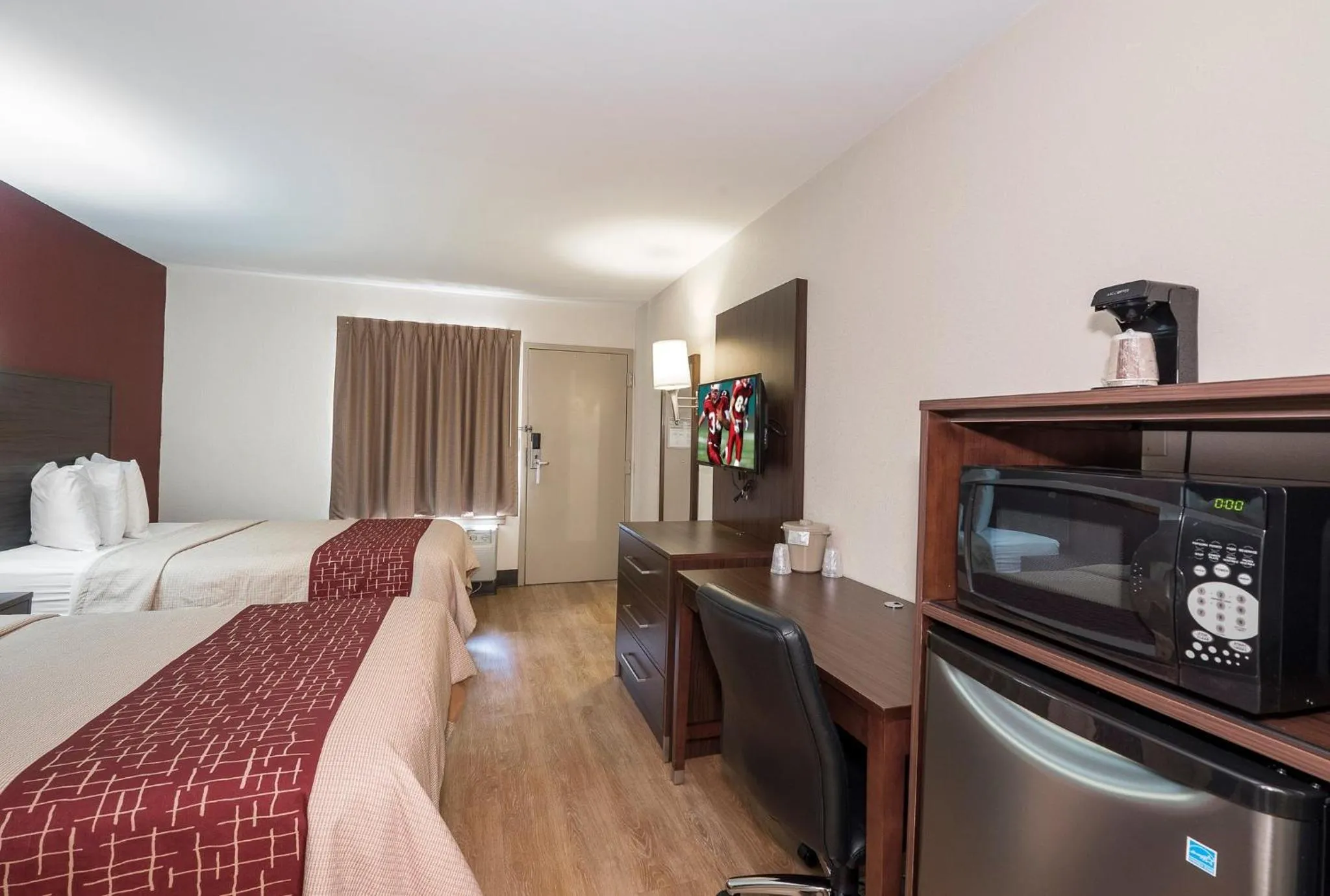 Photo of the whole room, Bed in Red Roof Inn Lancaster