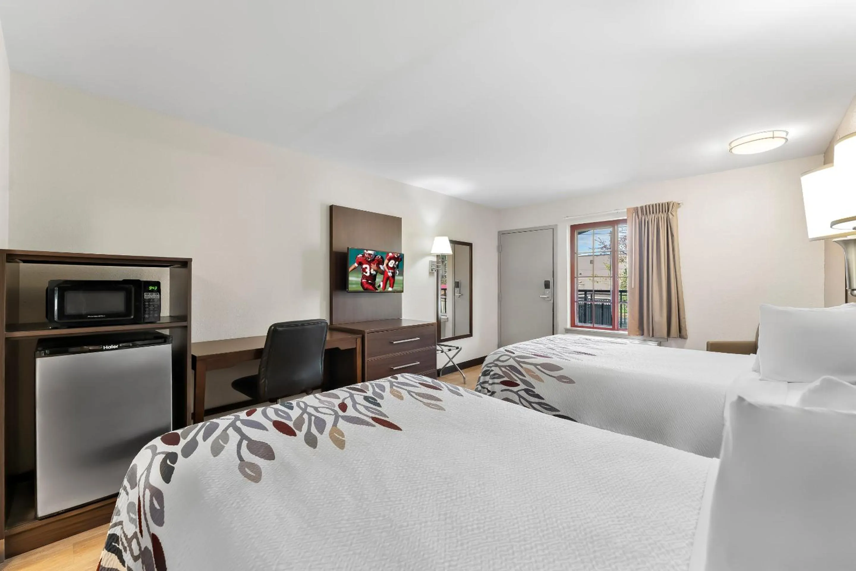 Photo of the whole room, Bed in Red Roof Inn Lancaster