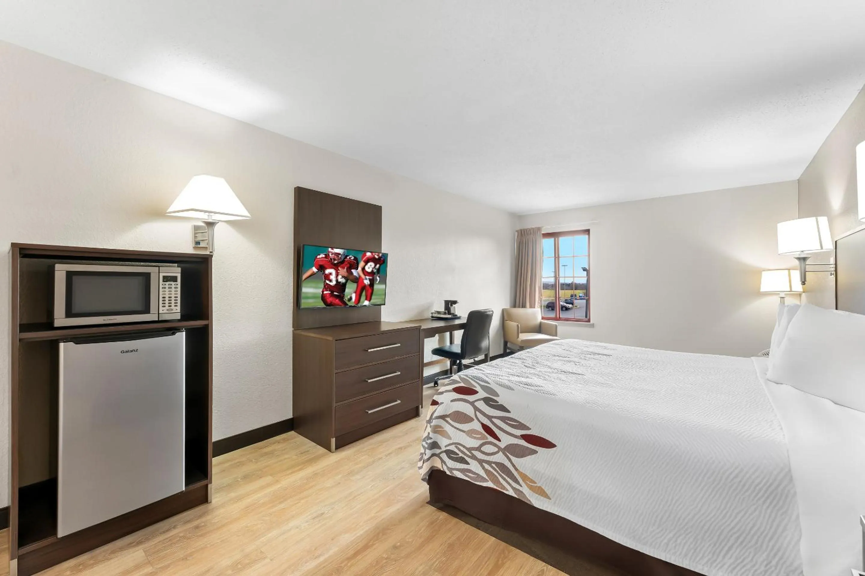 Photo of the whole room, Bed in Red Roof Inn Lancaster