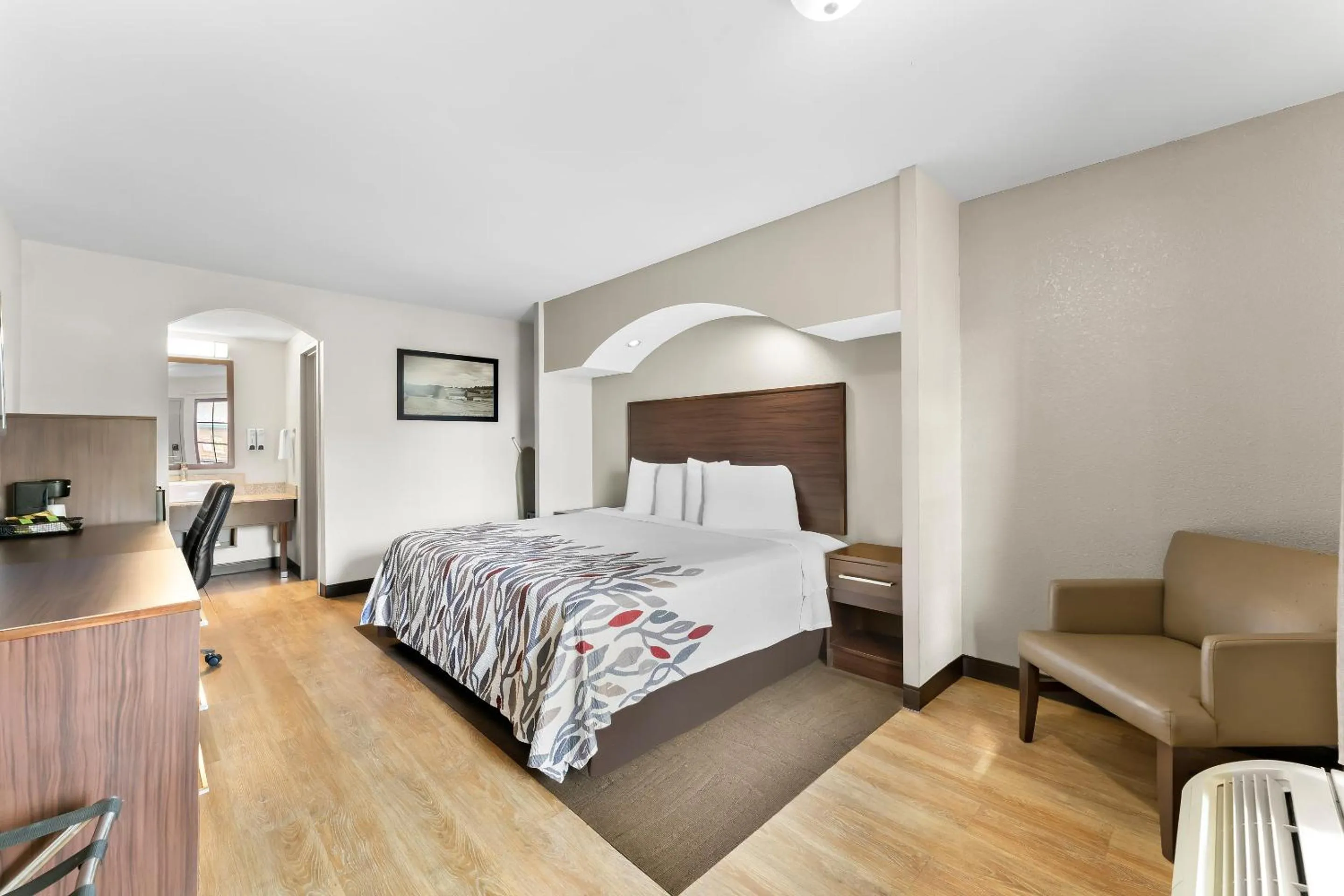 Photo of the whole room, Bed in Red Roof Inn Lancaster