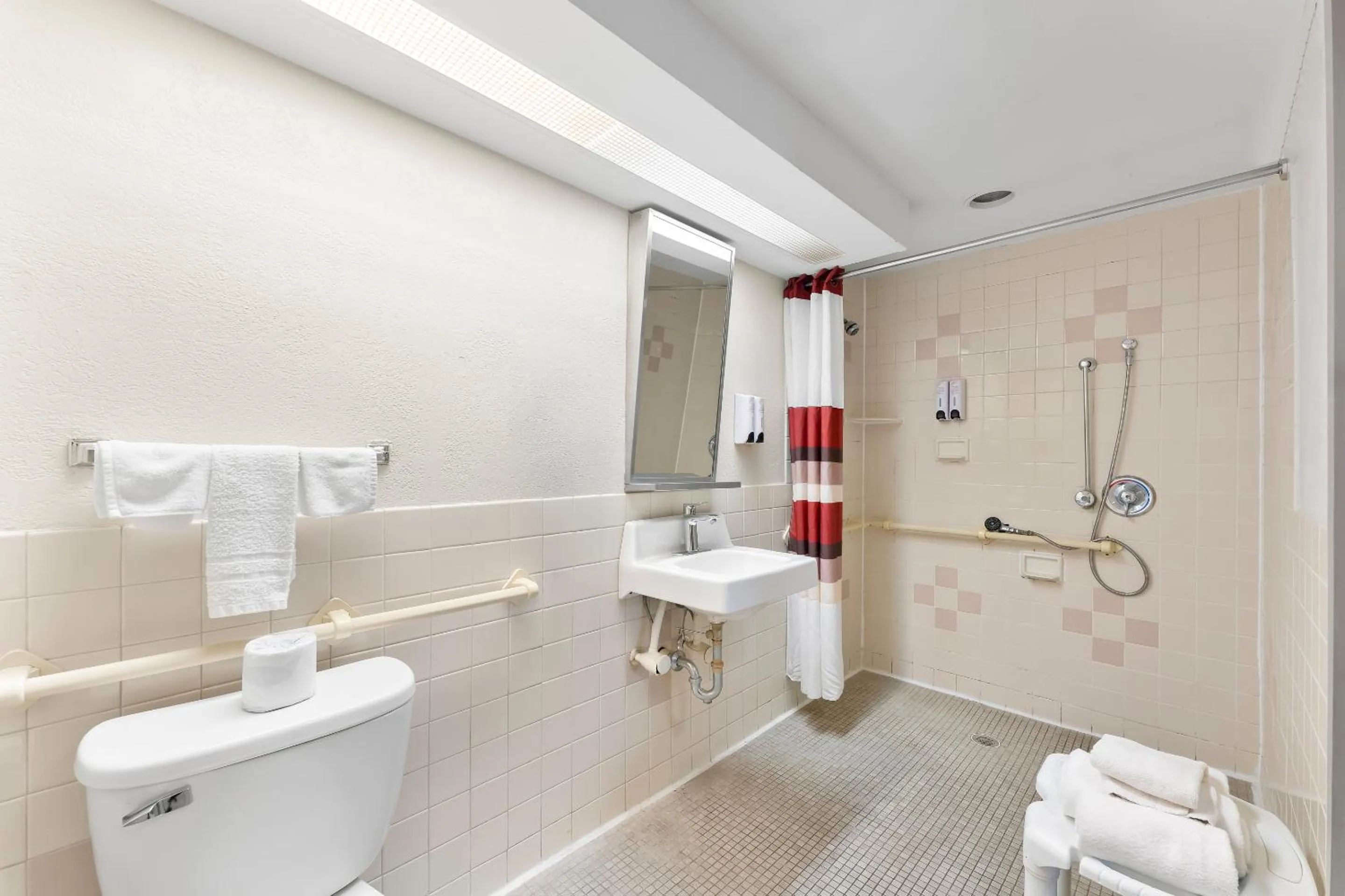 Bathroom in Red Roof Inn Lancaster