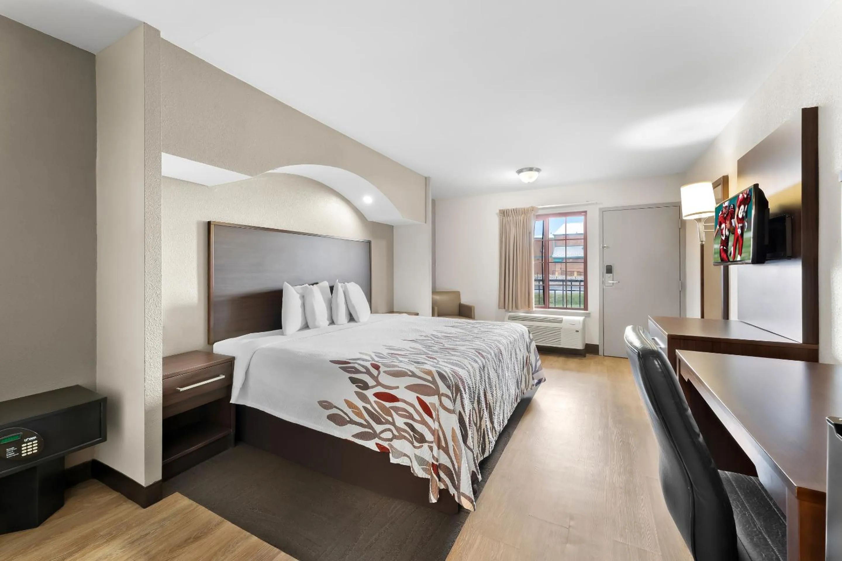 Bedroom, Bed in Red Roof Inn Lancaster