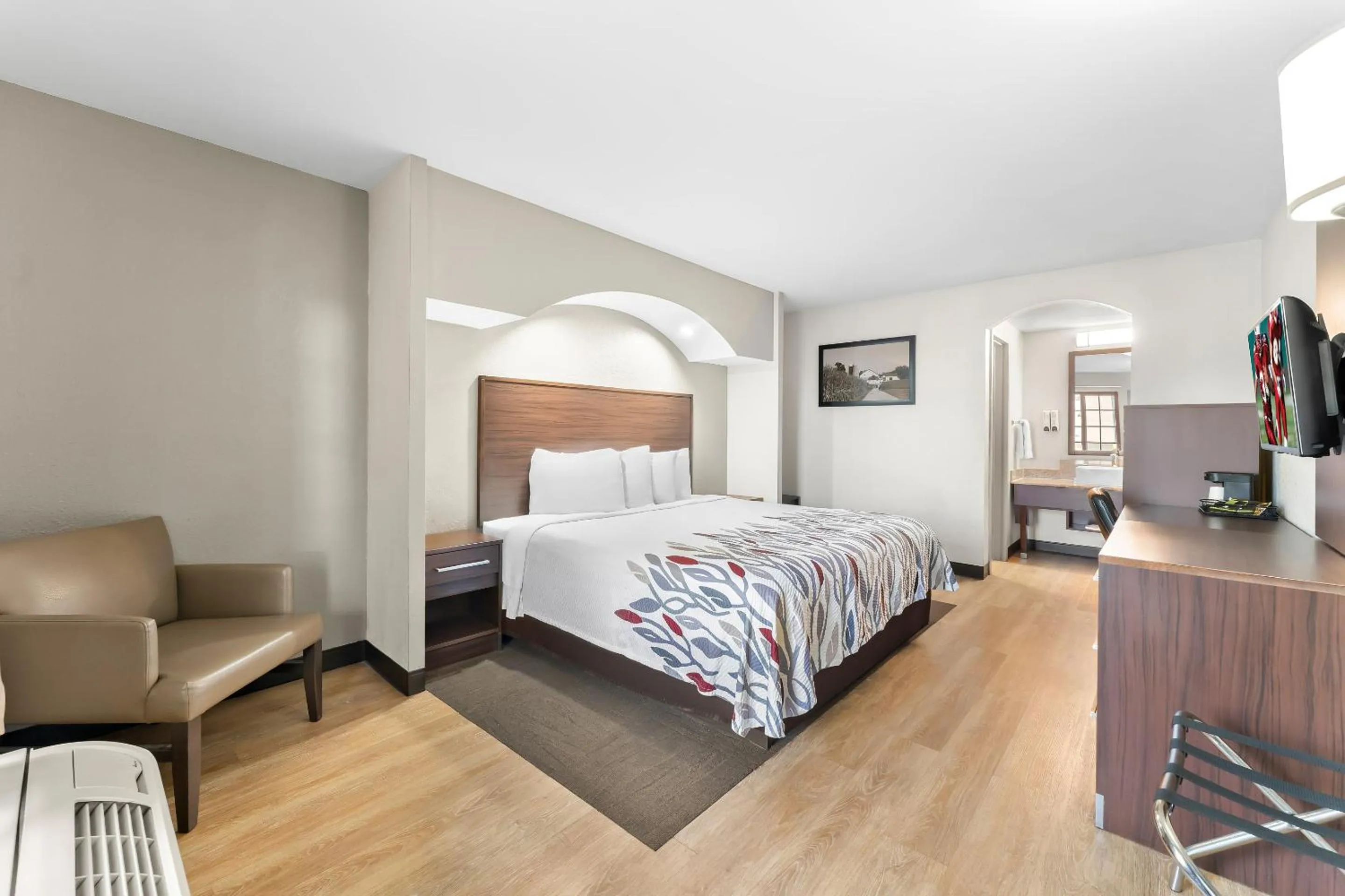 Photo of the whole room, Bed in Red Roof Inn Lancaster