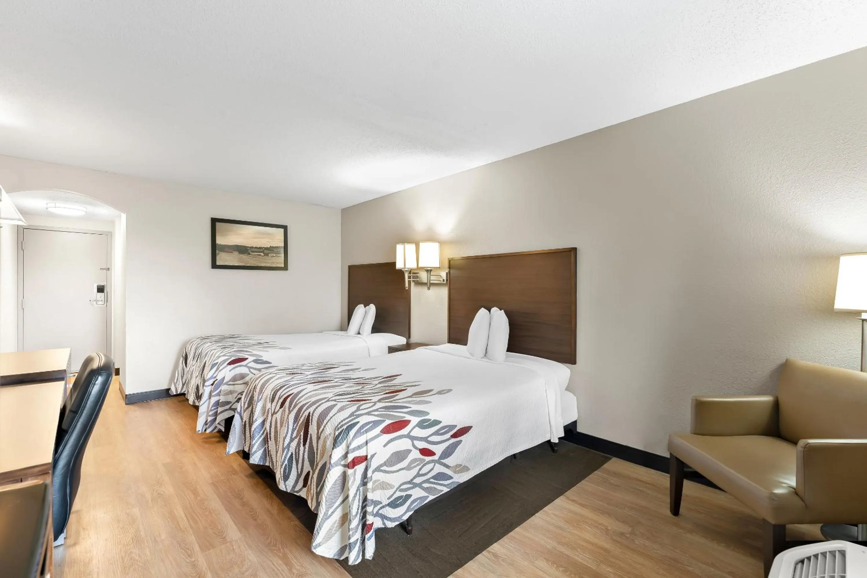 Photo of the whole room, Bed in Red Roof Inn Lancaster