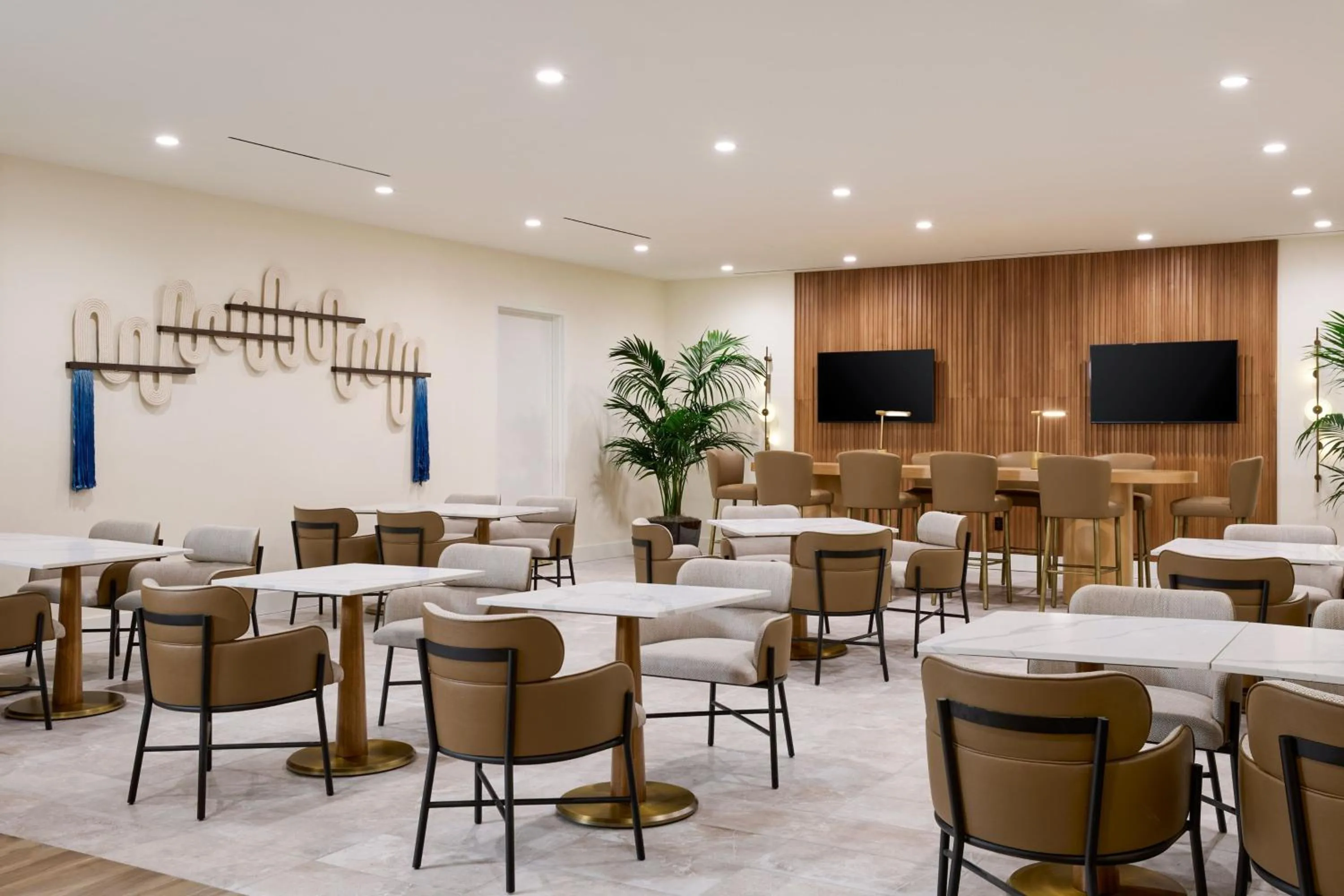 Lounge or bar in The Westin Los Angeles Airport