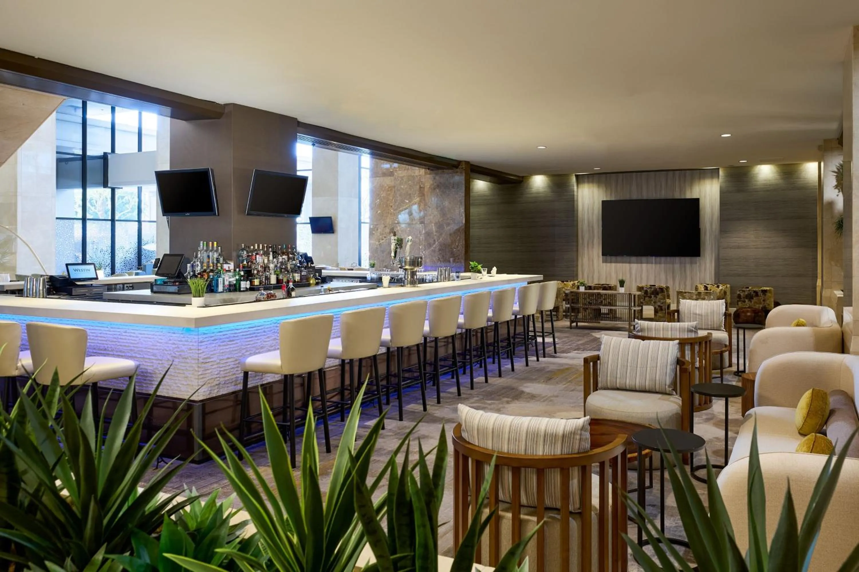 Lounge or bar in The Westin Los Angeles Airport