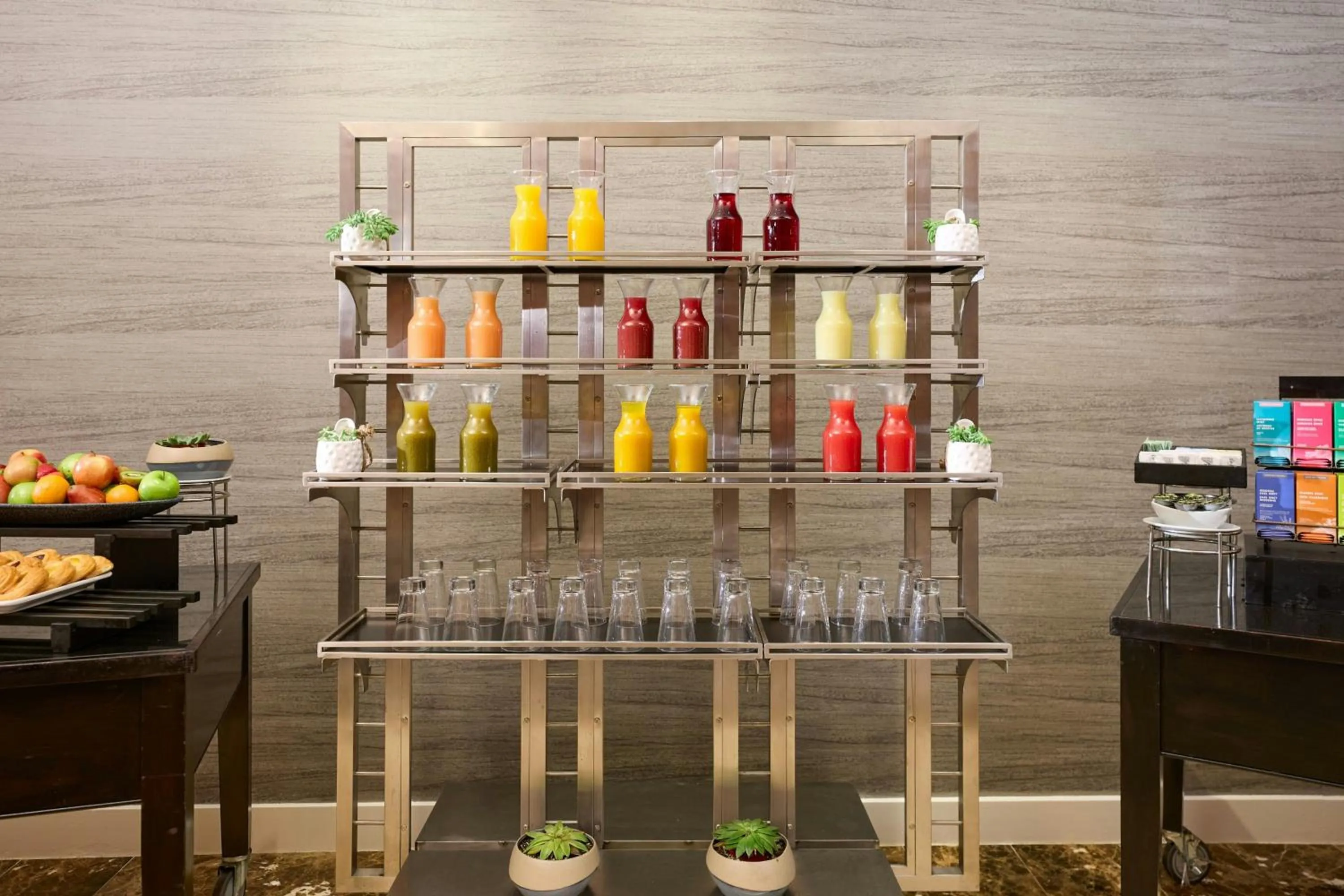 Lounge or bar in The Westin Los Angeles Airport