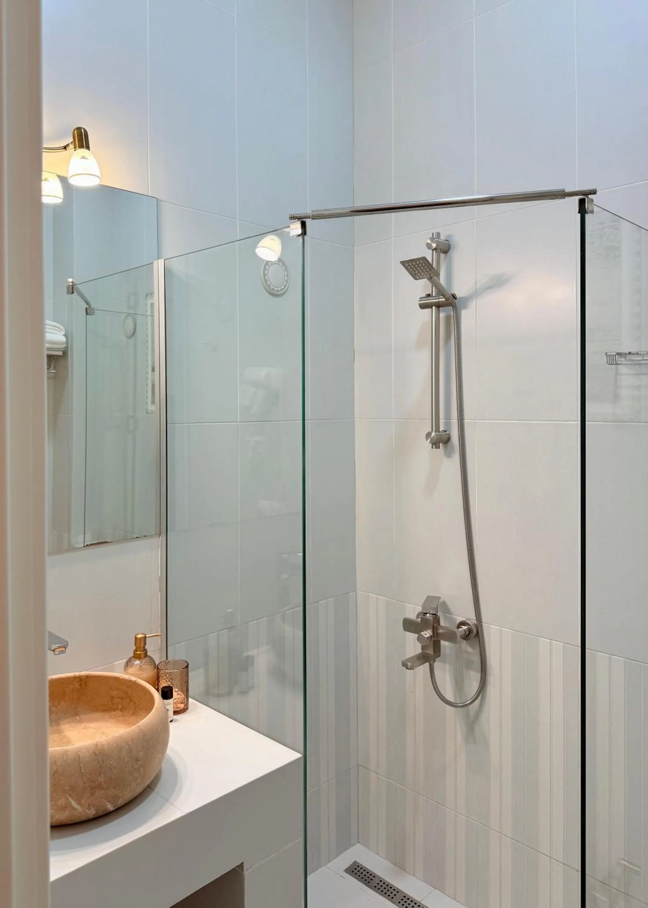 Shower in Arts Hotel by Square