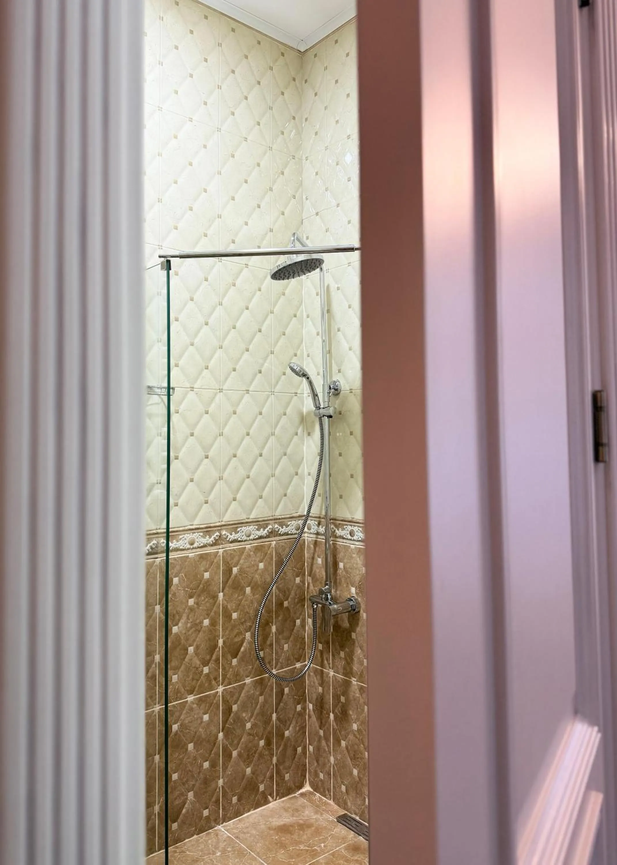 Shower in Arts Hotel by Square