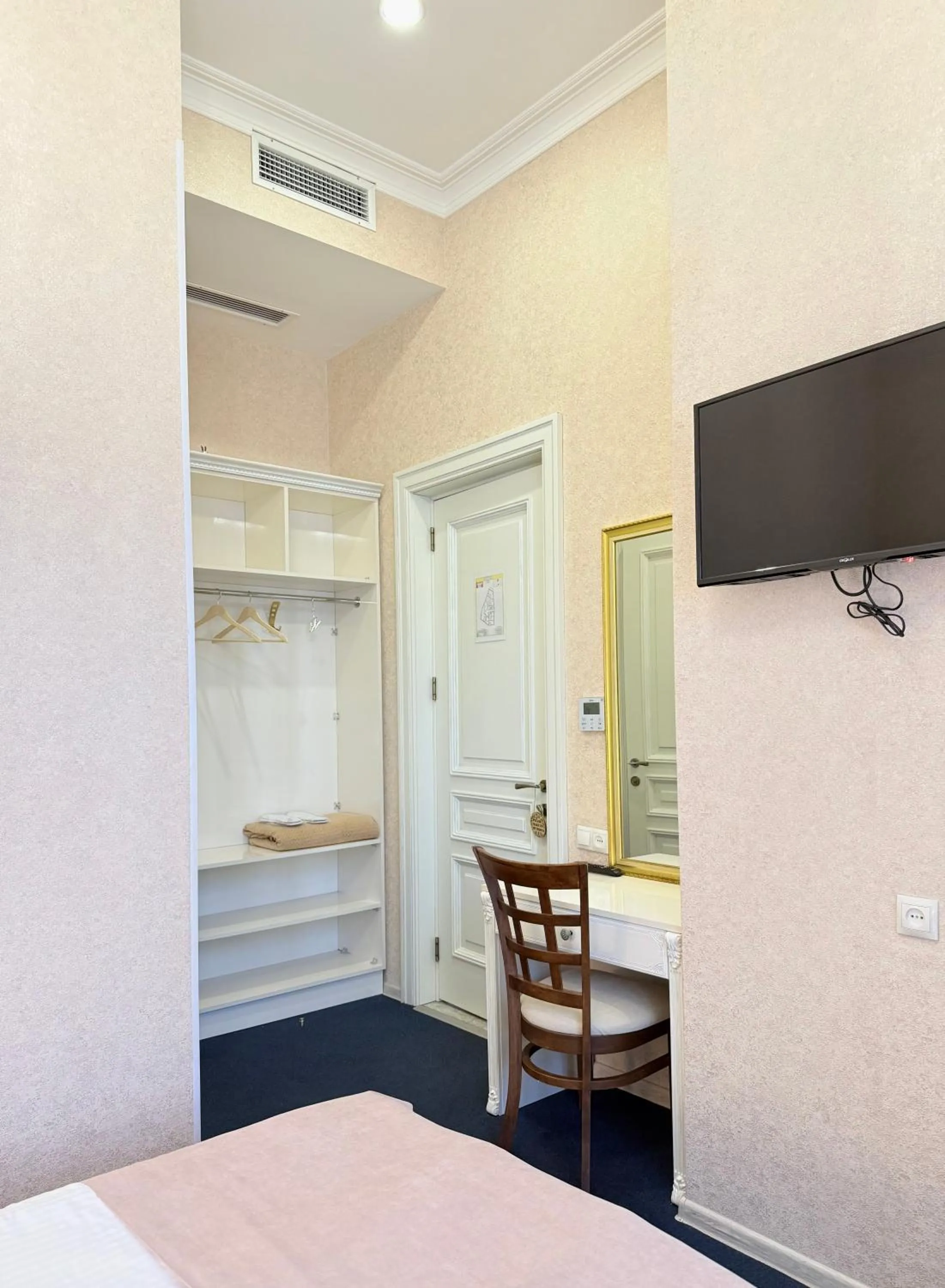 TV and multimedia, Bed in Arts Hotel by Square