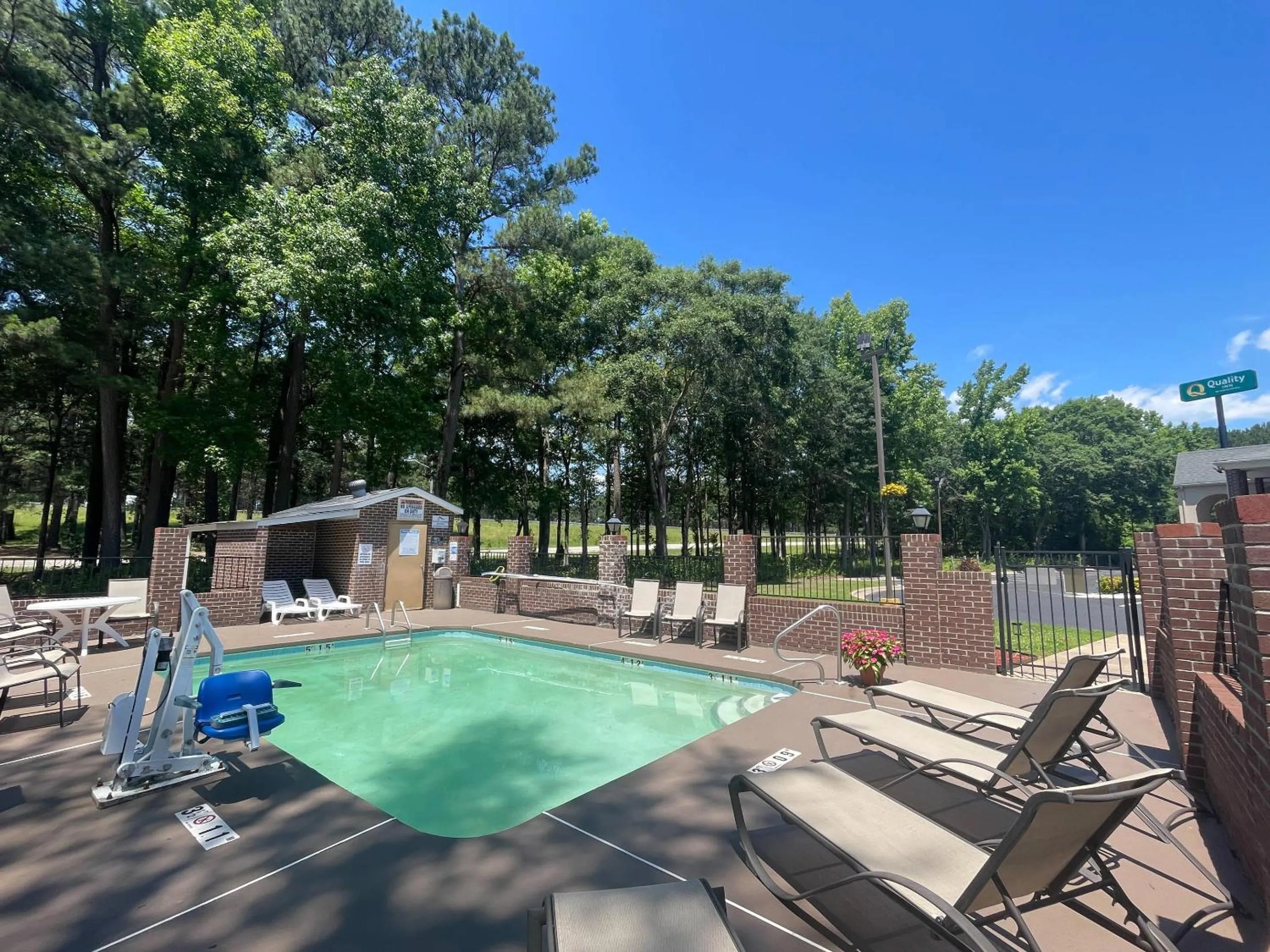 Swimming pool in Quality Inn Kenly I-95