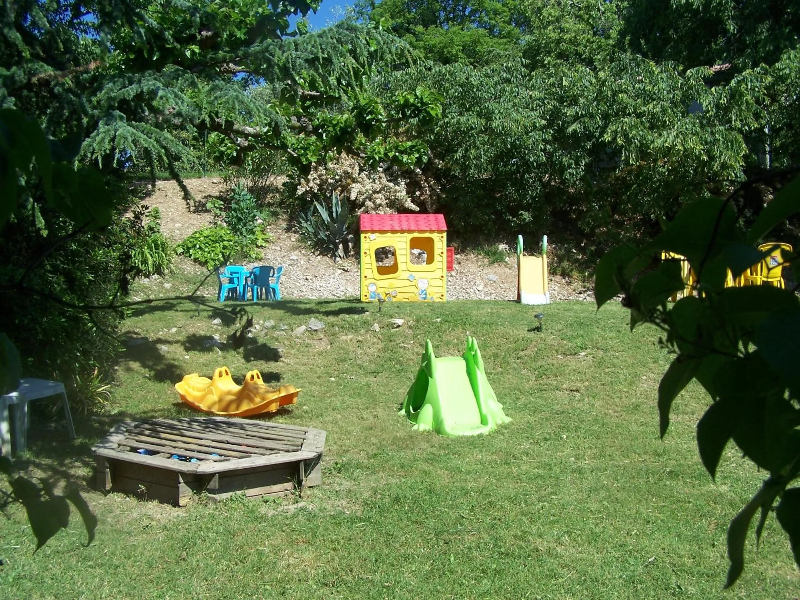 Children play ground in Chambres d'hôtes les Clapas