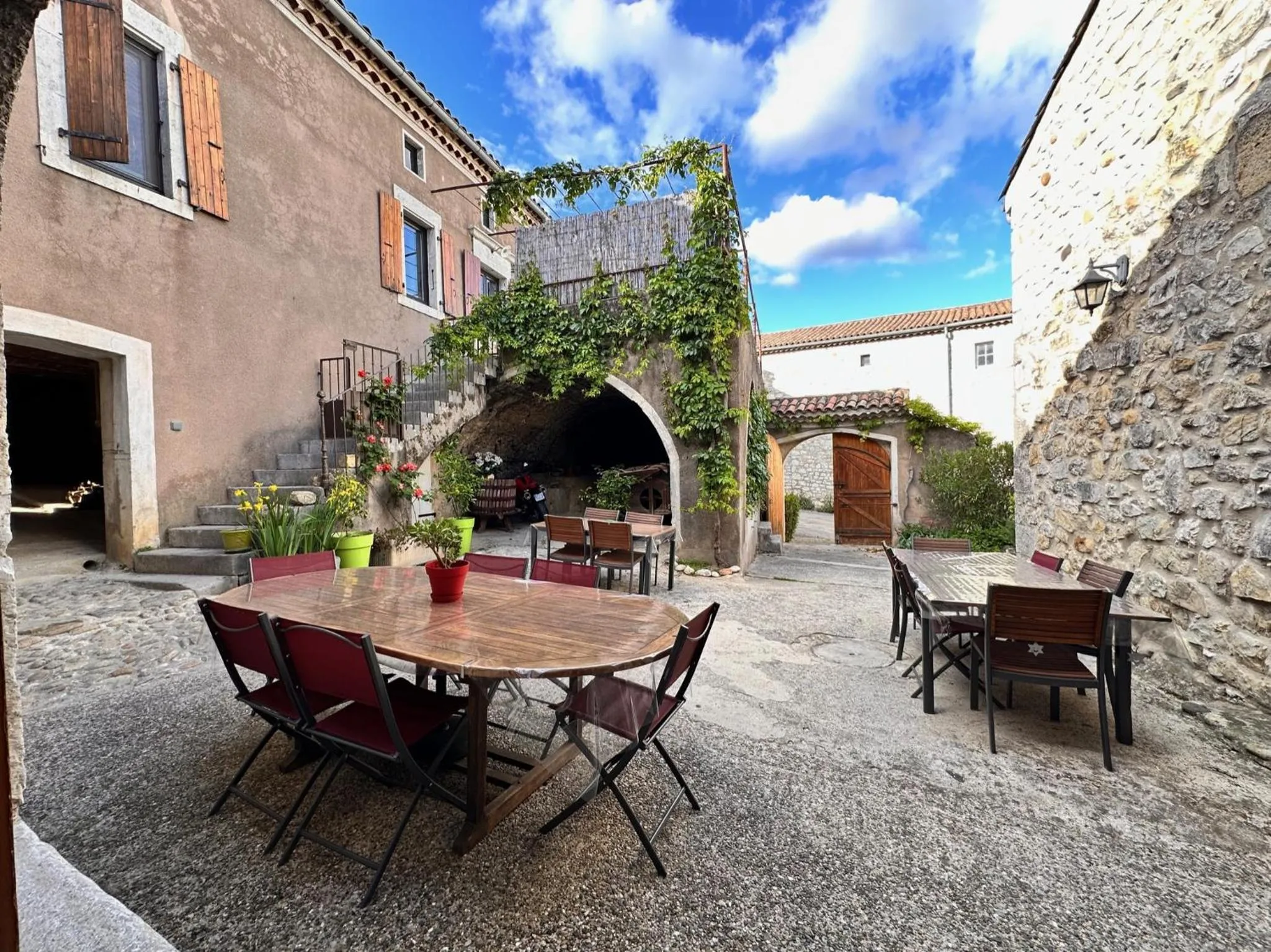 Inner courtyard view in Chambres d'hôtes les Clapas