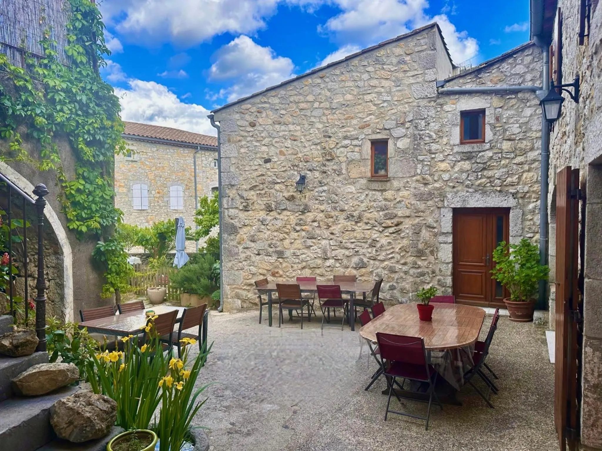 Inner courtyard view in Chambres d'hôtes les Clapas