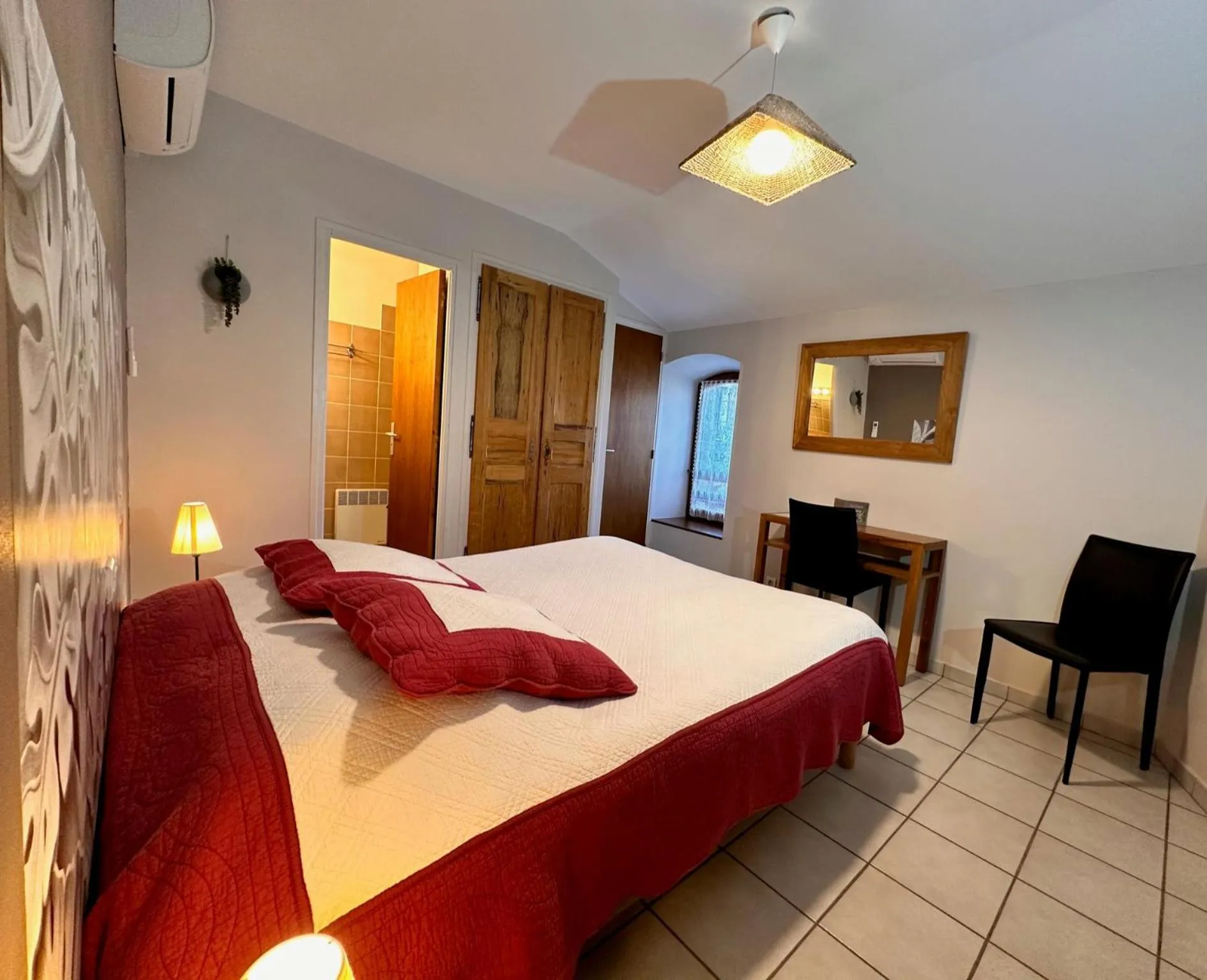 Photo of the whole room, Bed in Chambres d'hôtes les Clapas