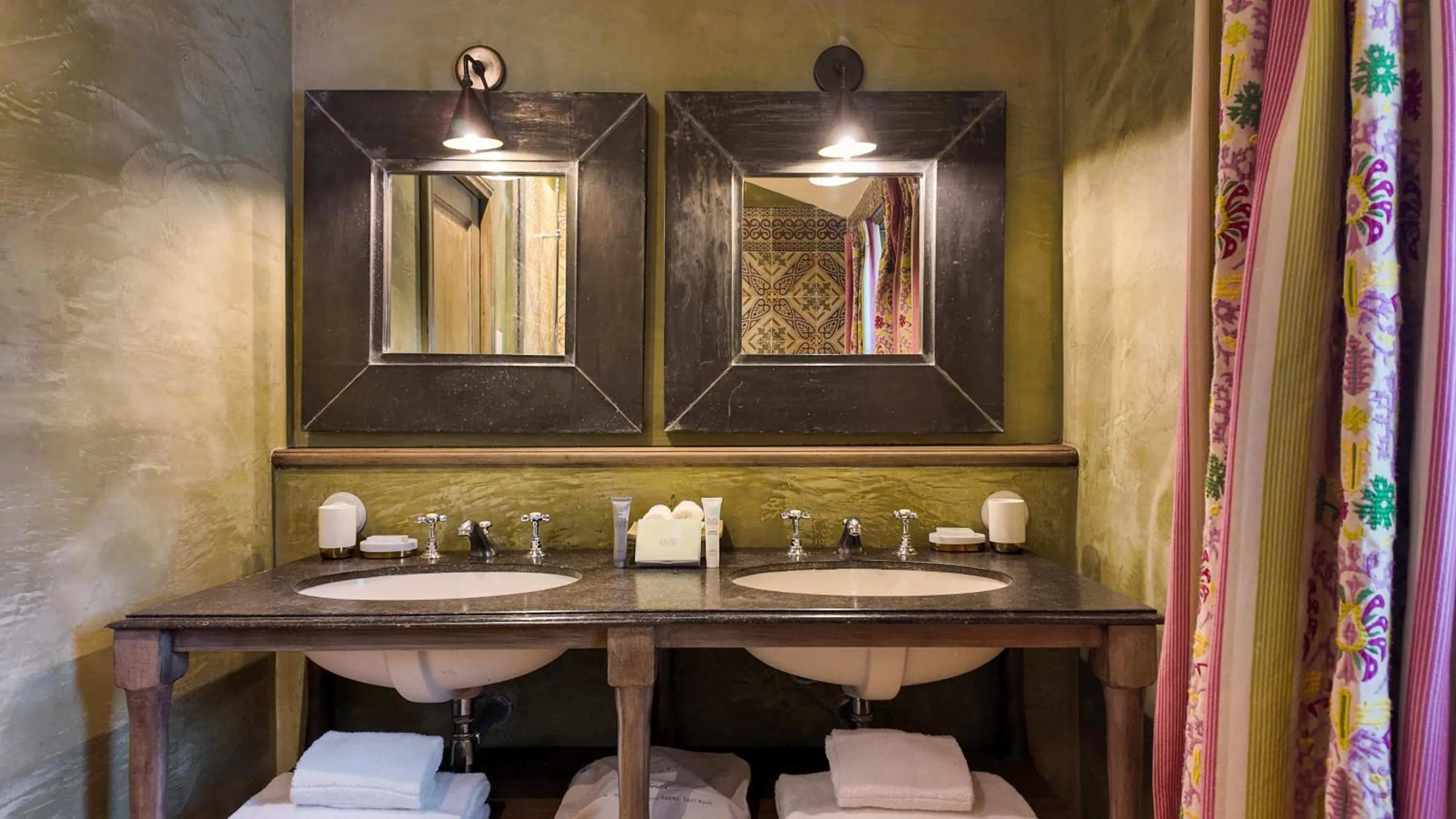 Bathroom in La Bastide de Marie, Maisons et Hôtels Sibuet