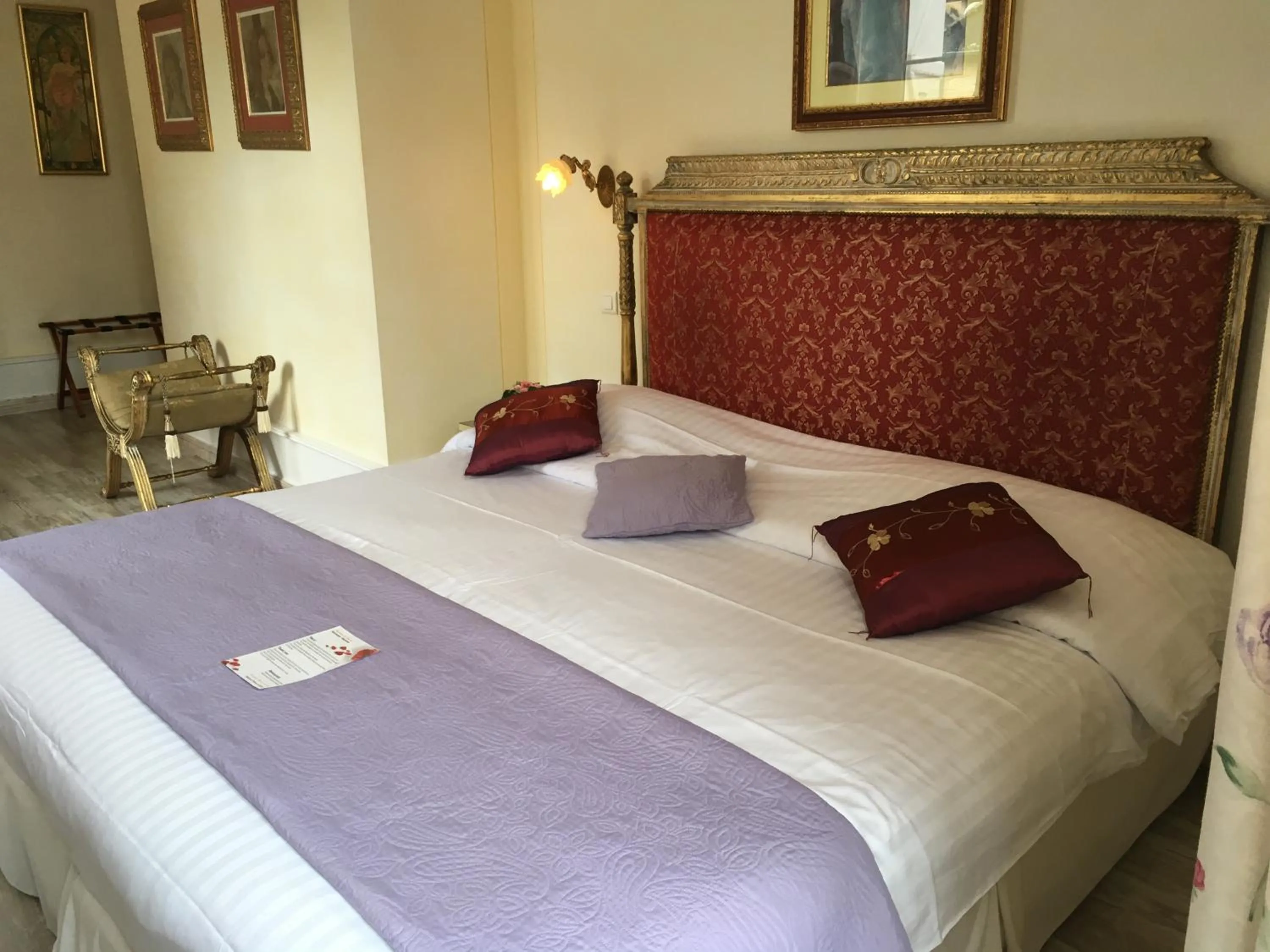 Bed in La Roseraie Hôtel Restaurant