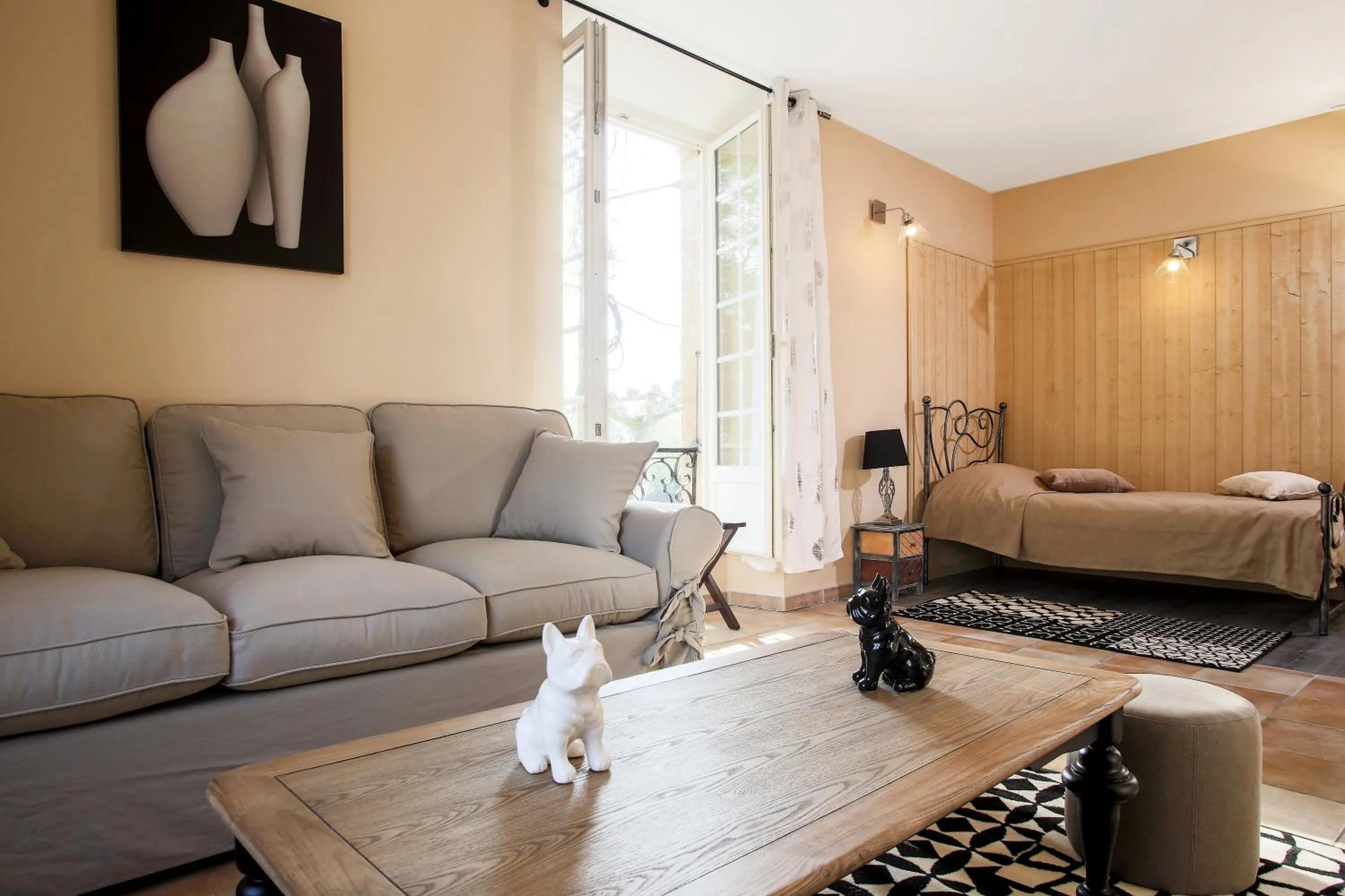 Living room, Bed in La Roseraie Hôtel Restaurant