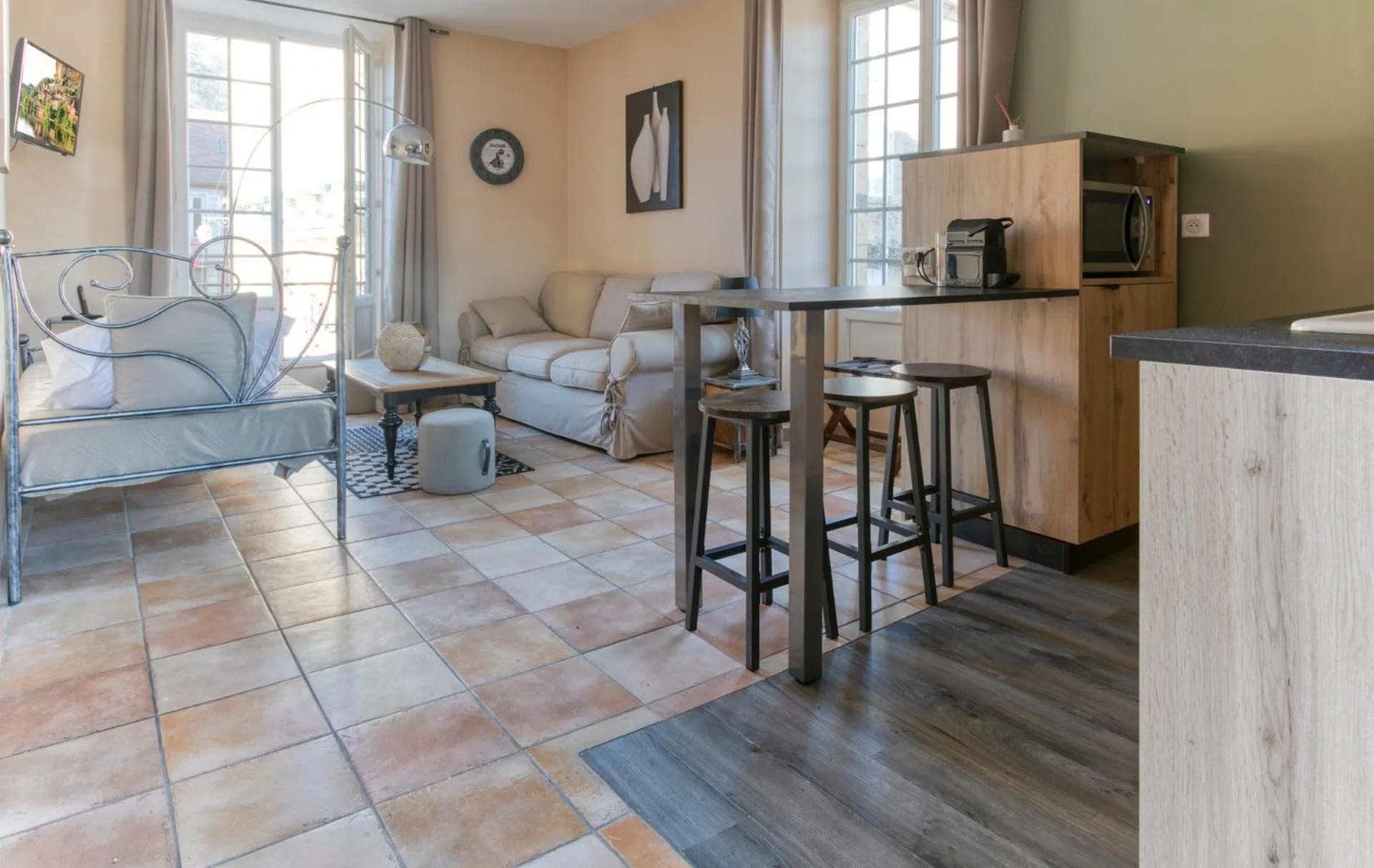 Seating area in La Roseraie Hôtel Restaurant