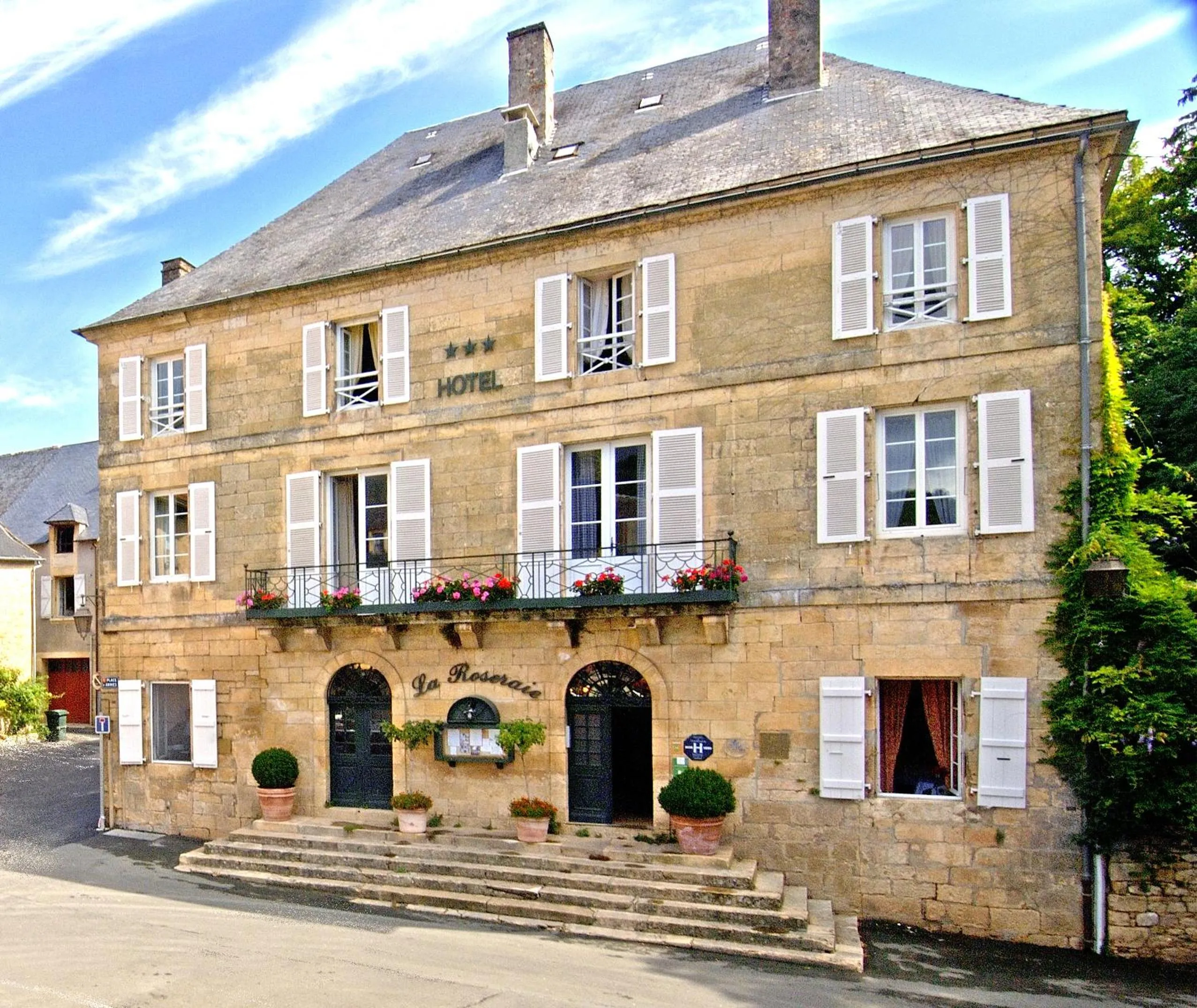 Property building in La Roseraie Hôtel Restaurant