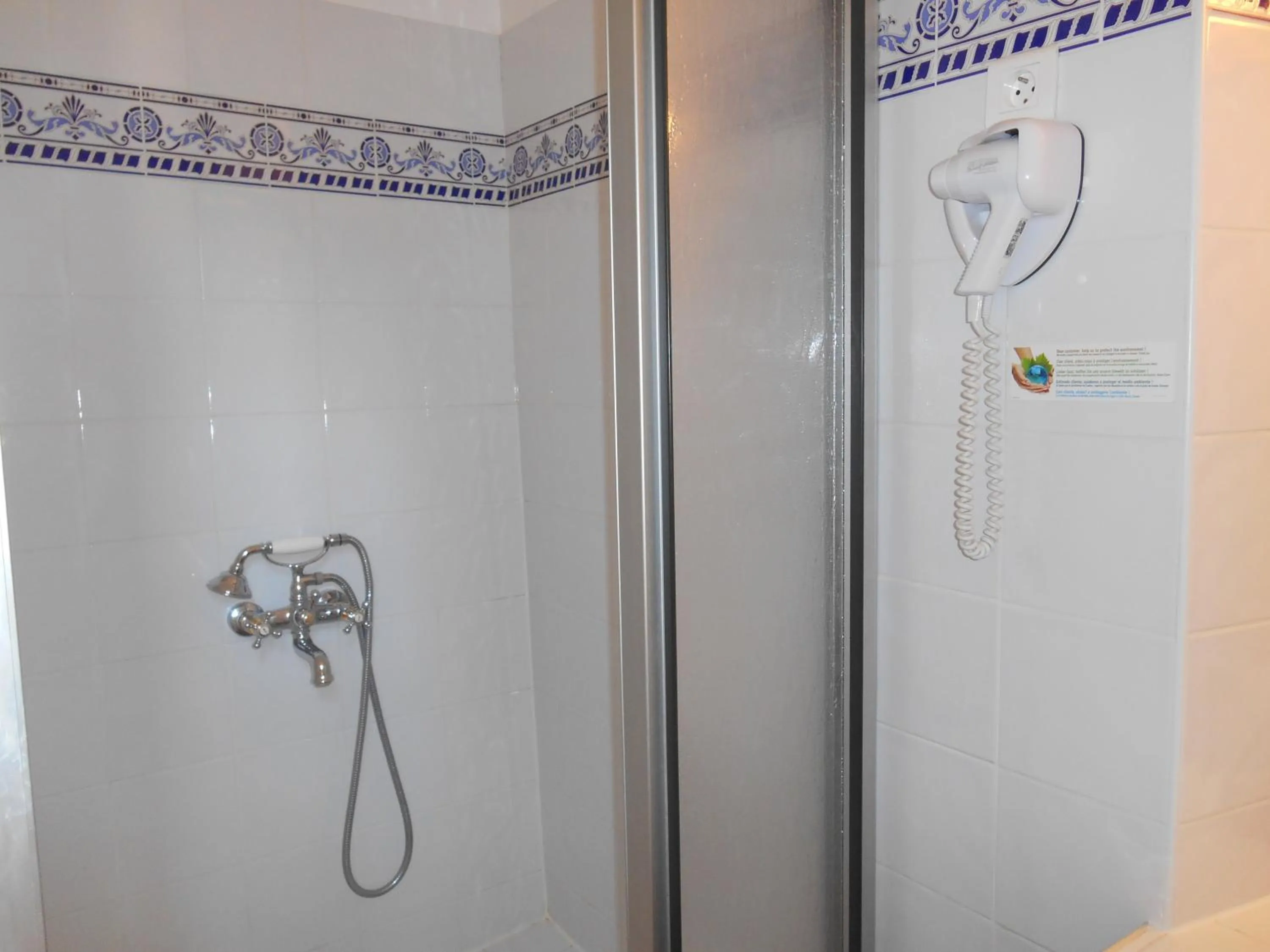 Bathroom in La Roseraie Hôtel Restaurant