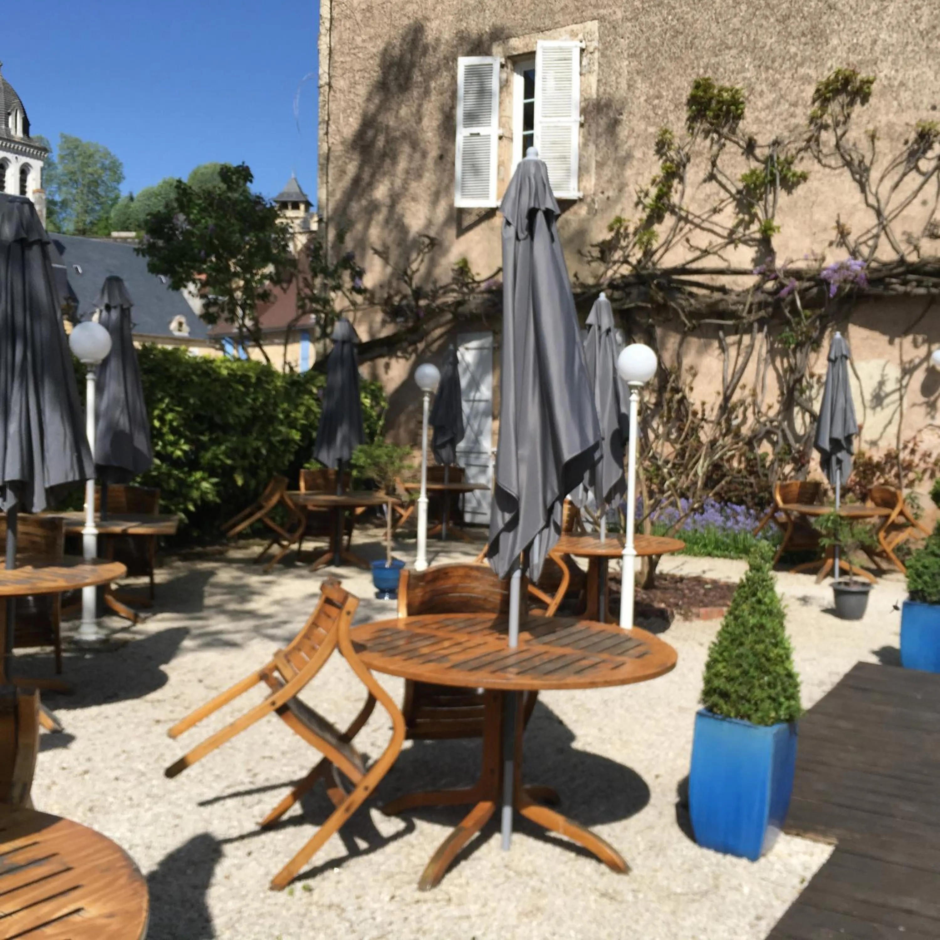 Patio in La Roseraie Hôtel Restaurant