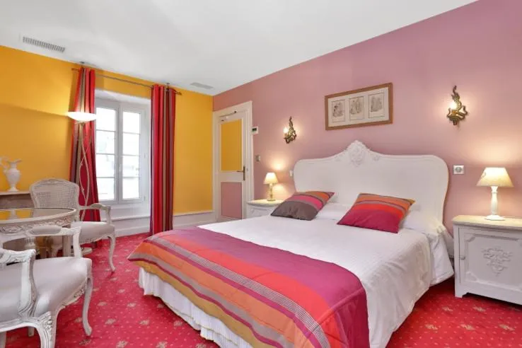 Bed in La Roseraie Hôtel Restaurant