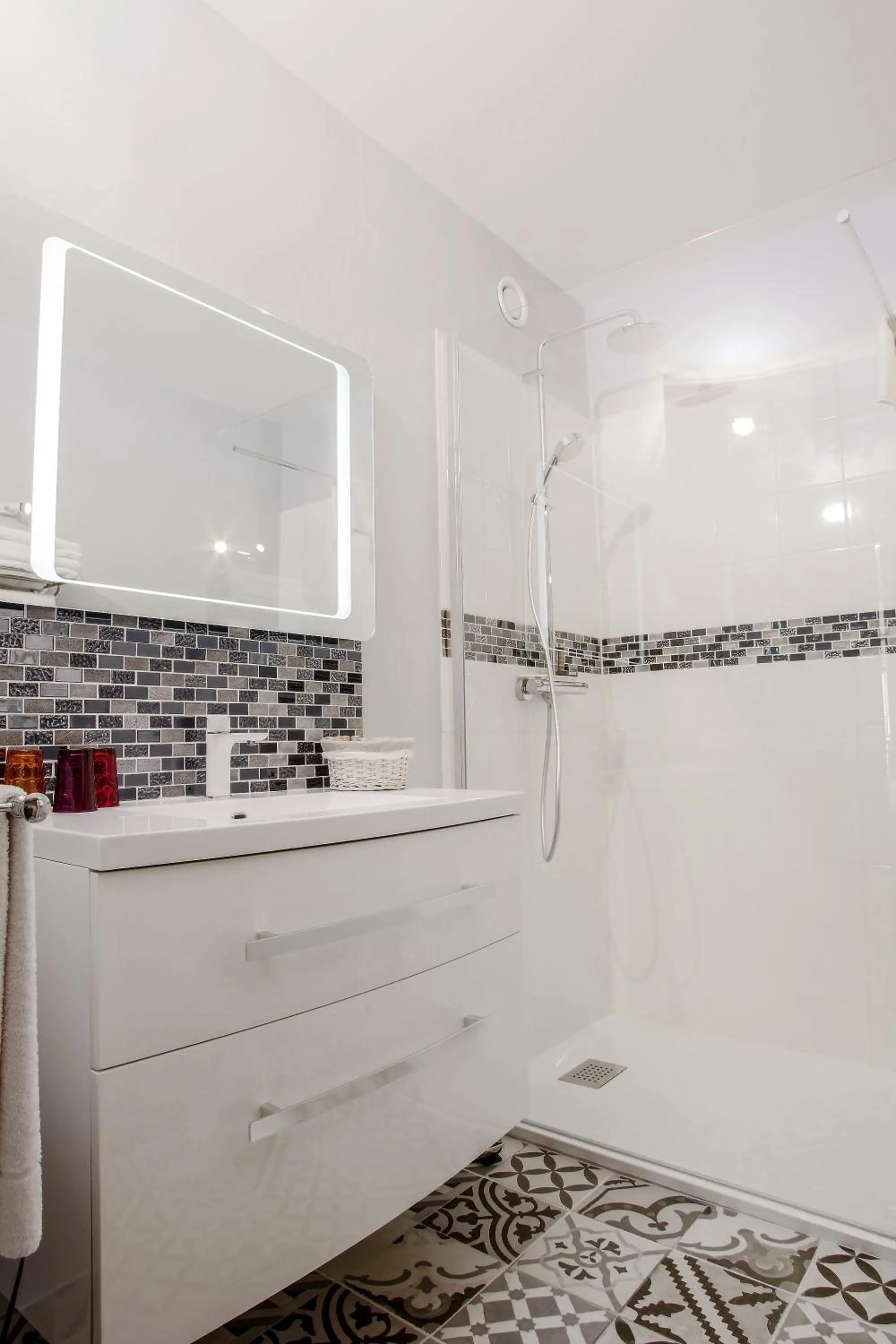 Bathroom in La Roseraie Hôtel Restaurant