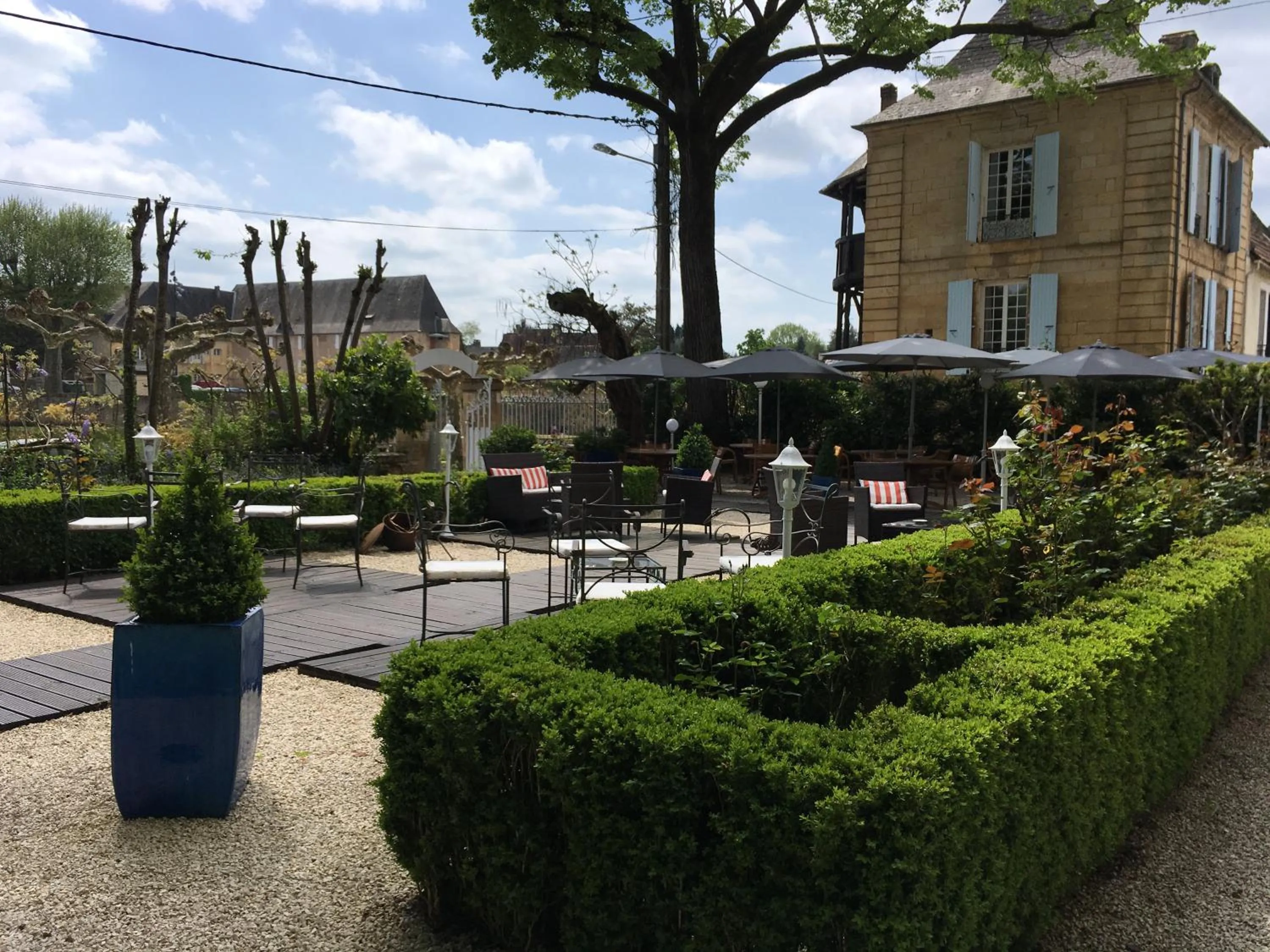 Patio in La Roseraie Hôtel Restaurant